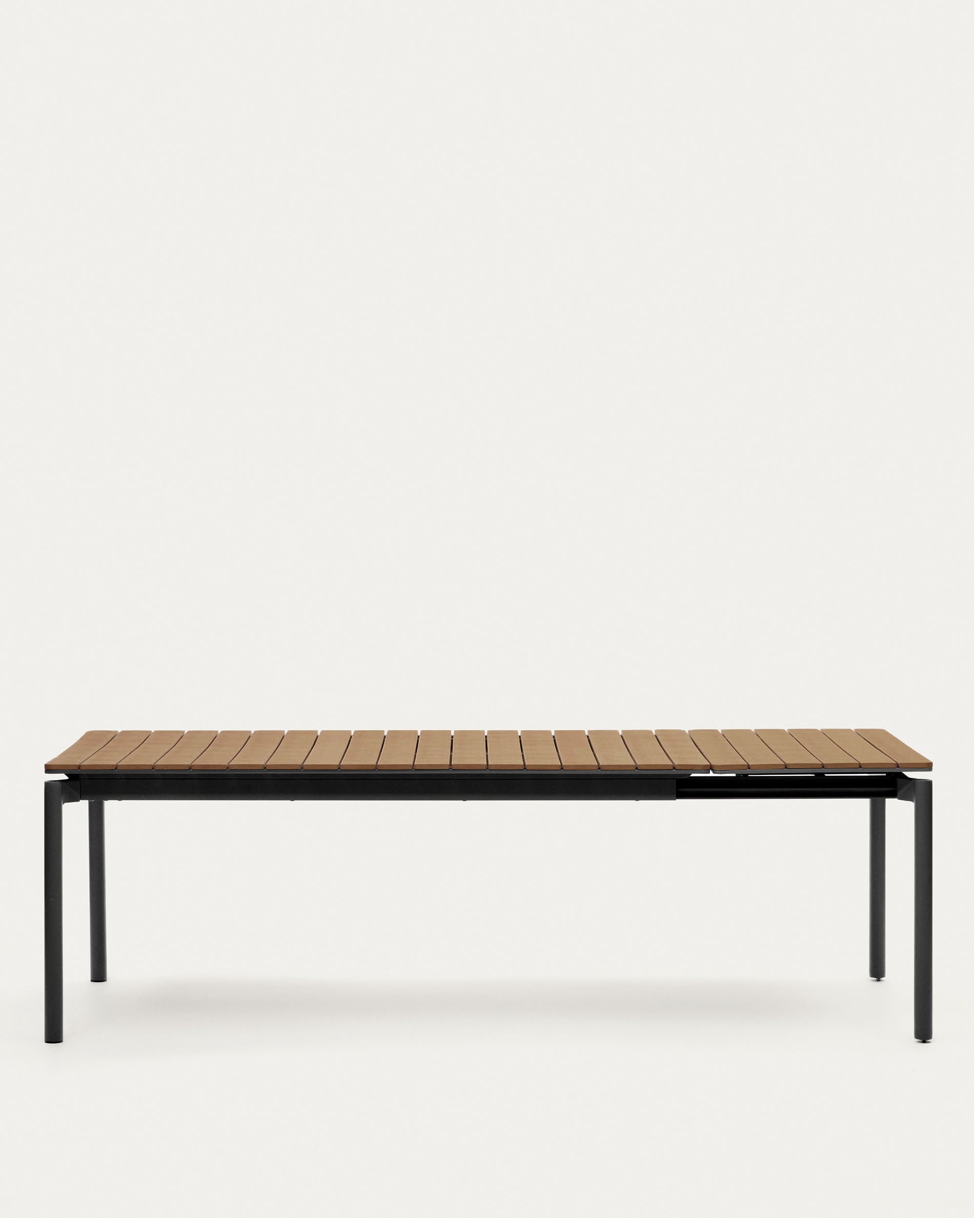 Eleganter Ausziehtisch aus Poly-Holz und Aluminium, ideal für stilvolle Outdoor-Momente.