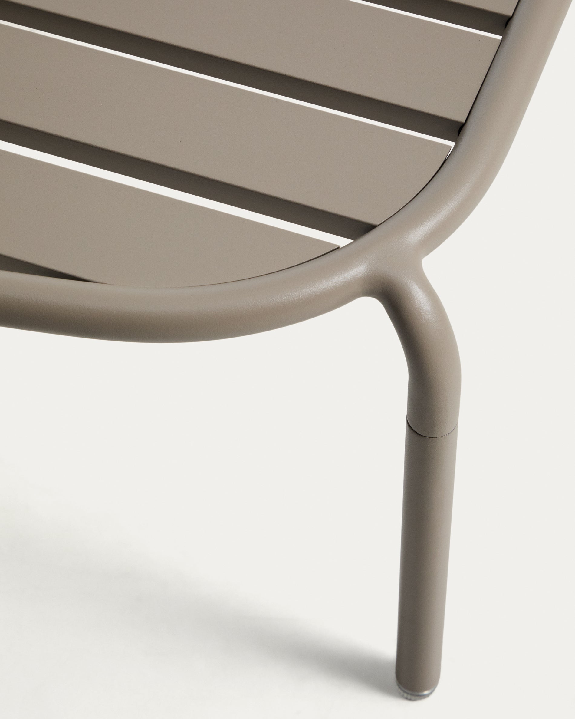 Outdoor-Couchtisch Joncols aus Aluminium mit taupefarbener Lackierung, Ø 113 x 65 cm in Taupe präsentiert im Onlineshop von KAQTU Design AG. Loungetisch ist von Kave Home