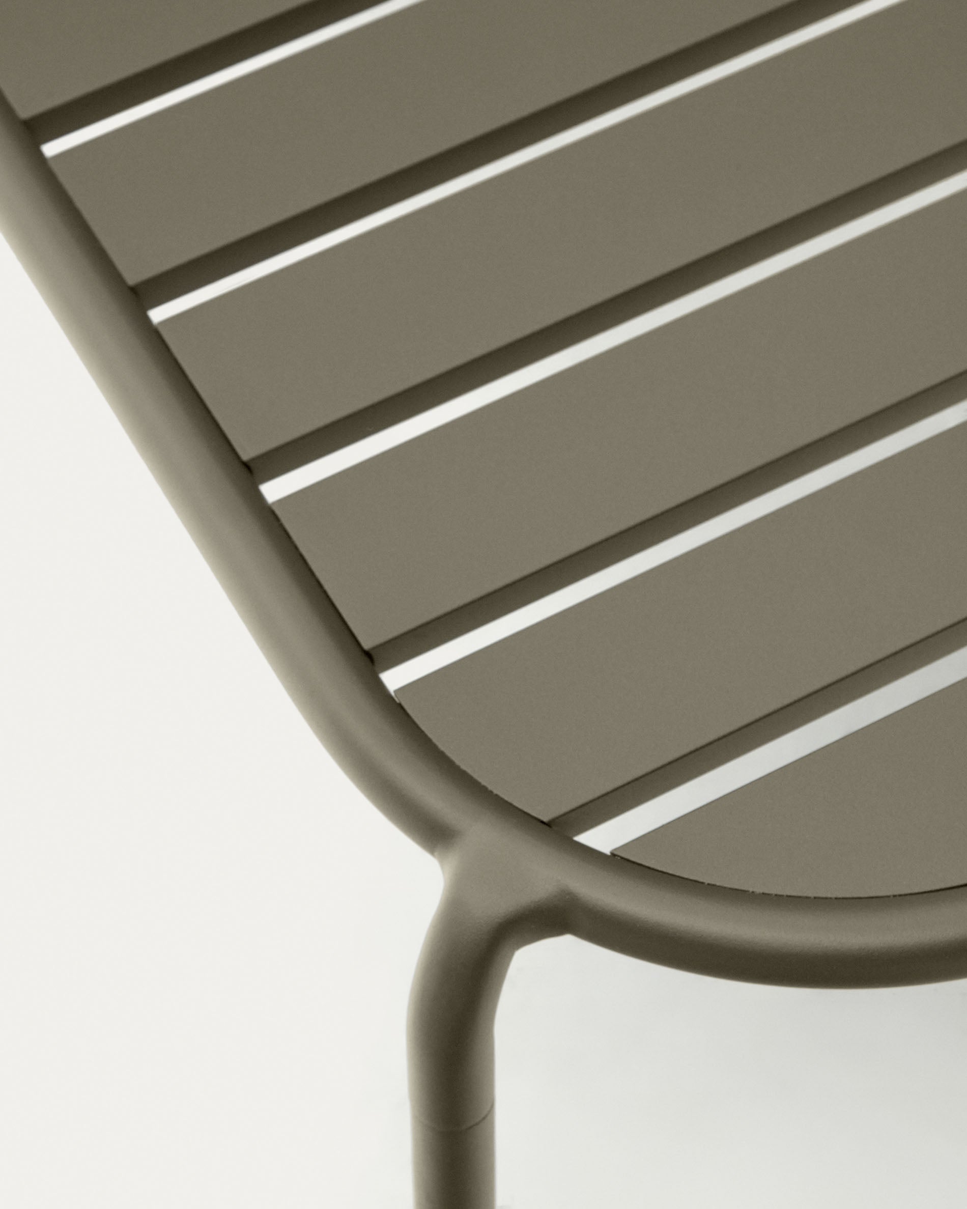 Moderner Gartencouchtisch Joncols aus grünem Aluminium, Ø 110 cm, vereint Funktionalität und Stil für Ihren Außenbereich.