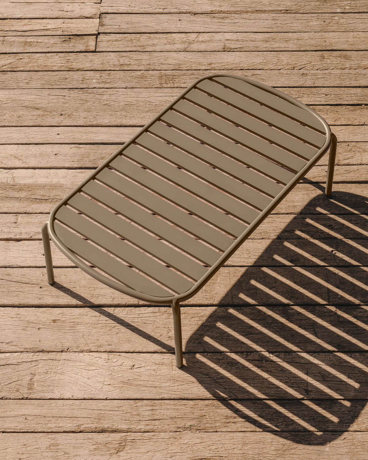 Gartencouchtisch Joncols aus Aluminium mit Finish in Grün Ø 110 x 62 cm in Grün präsentiert im Onlineshop von KAQTU Design AG. Loungetisch ist von Kave Home