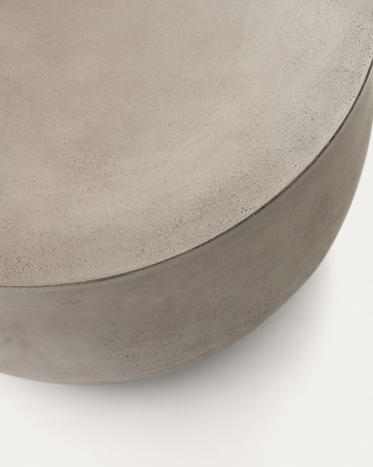 Garbet runder Couchtisch aus Zement Ø 60 cm in Grau präsentiert im Onlineshop von KAQTU Design AG. Loungetisch ist von Kave Home