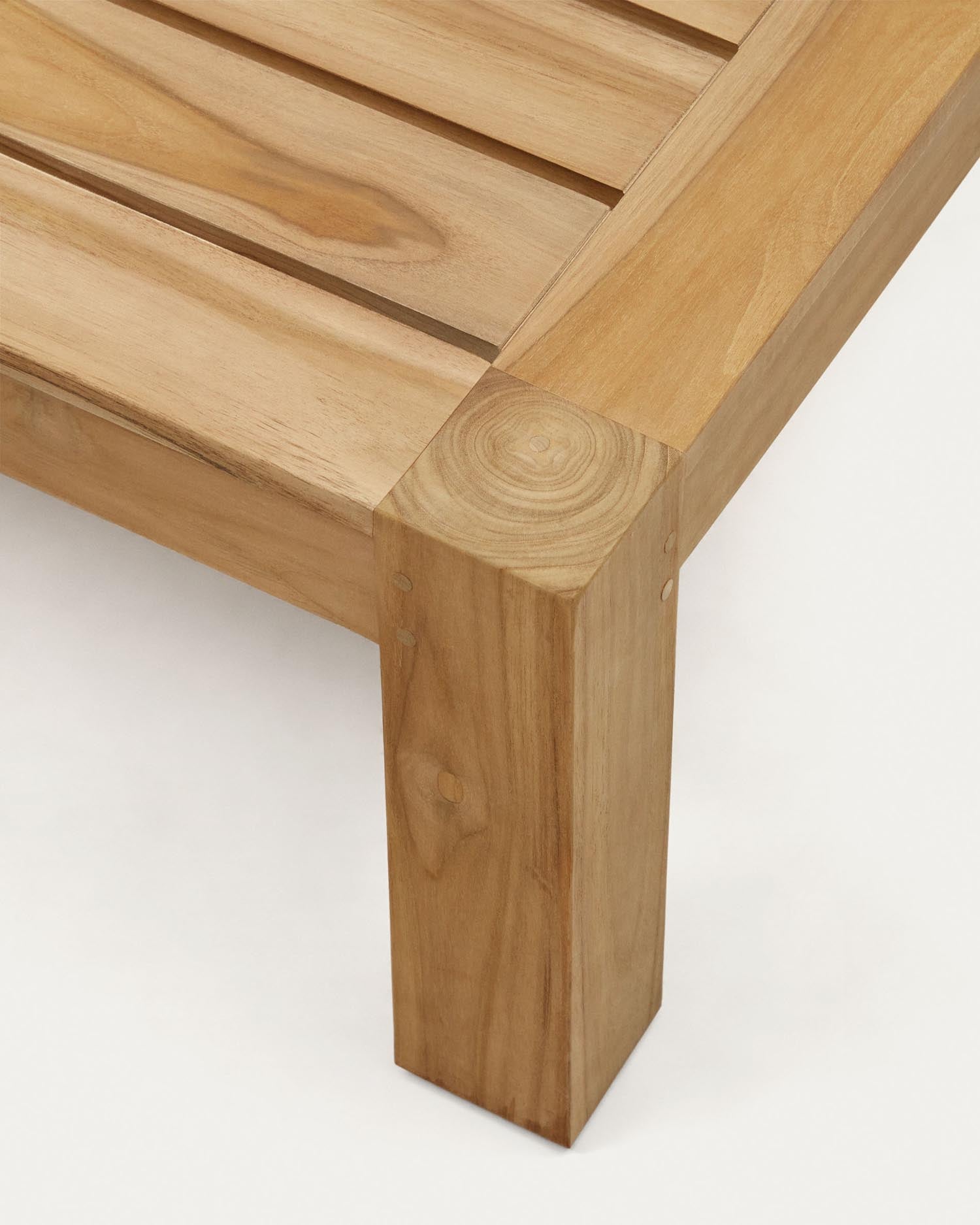 Stilvoller Forcanera Couchtisch aus robustem Teakholz, 150 x 71 cm. Ideal für Wohnzimmer und überdachte Terrassen. Zeitlos und langlebig.