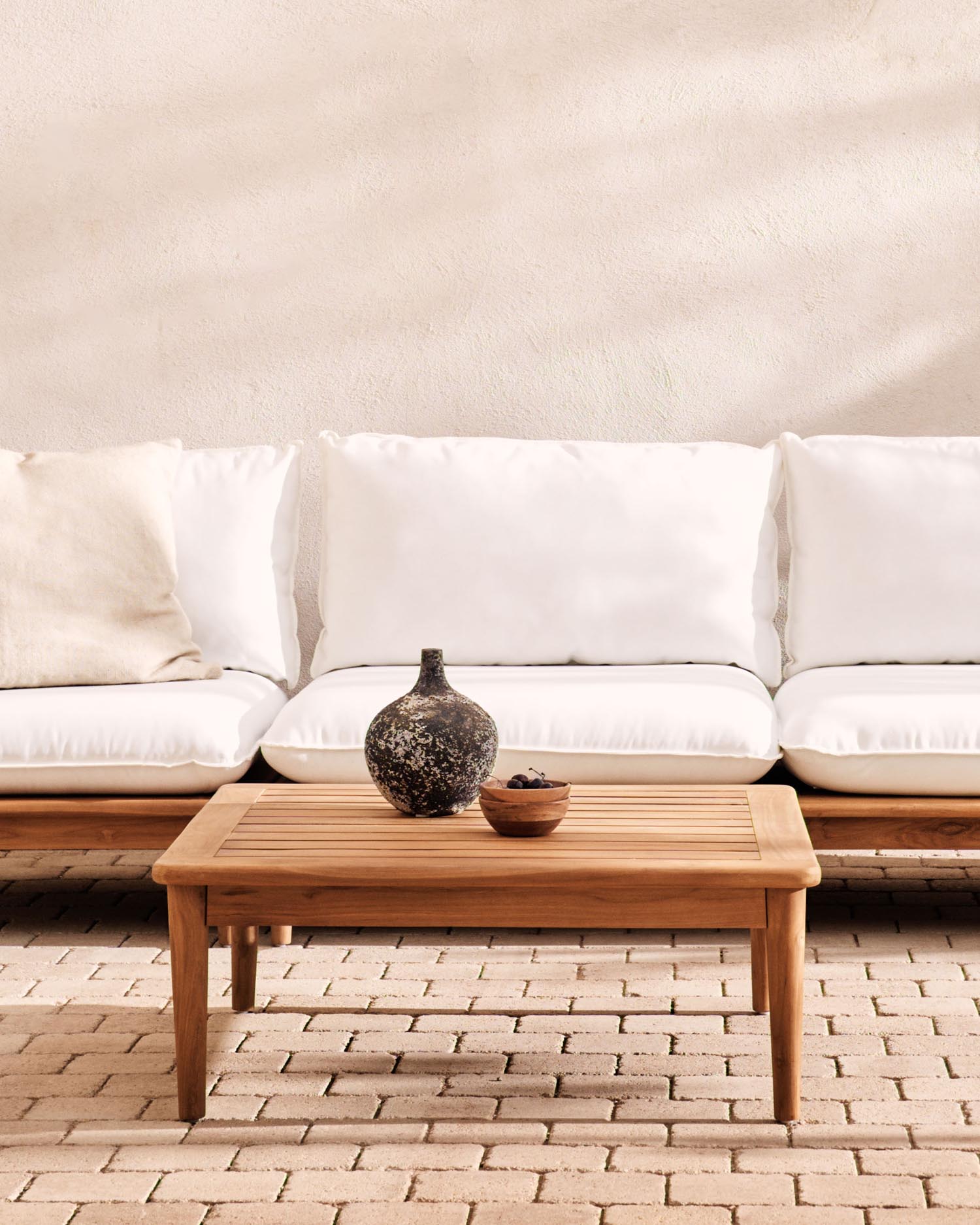 Massiver Teakholz-Couchtisch von Kave Home, 80x80 cm. Zeitloses Design, ideal für moderne und stilvolle Wohnräume.