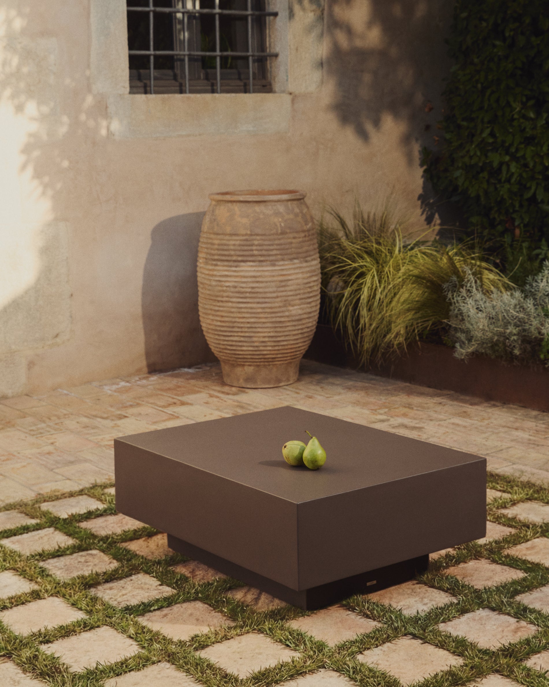 Couchtisch Rustella aus braunem Zement, 80 x 60 cm in Braun präsentiert im Onlineshop von KAQTU Design AG. Loungetisch ist von Kave Home