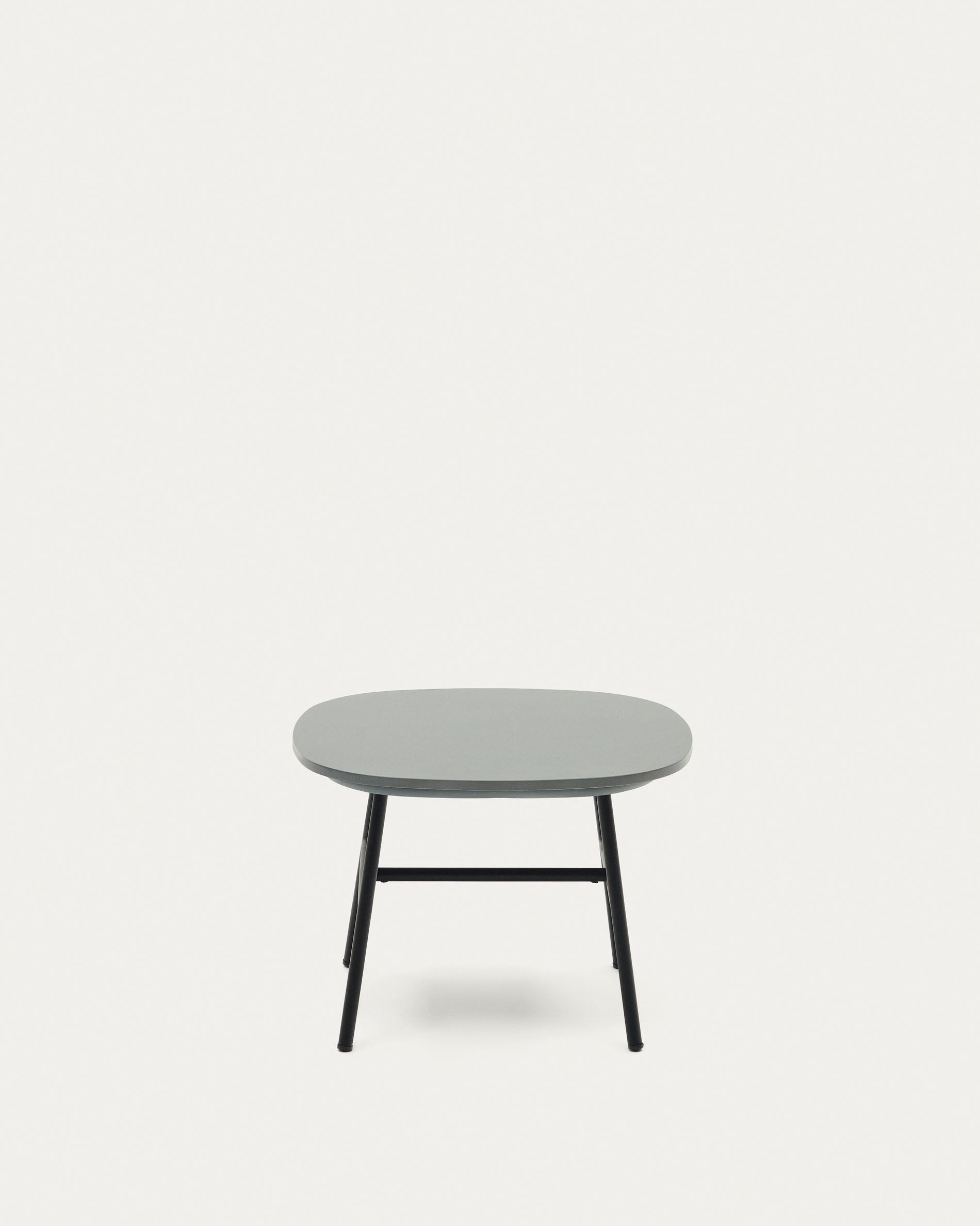 Der Bramant Beistelltisch von Kave Home vereint robusten Stahl mit edlem Holz, ideal für stilvolle Aussenbereiche.