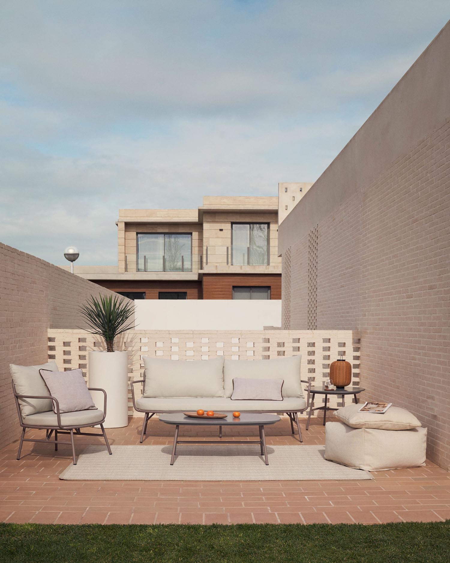 Eleganter Beistelltisch aus Stahl in Helllila, 60x60 cm, ideal für stilvolle Aussenbereiche. Wetterfest und pflegeleicht.