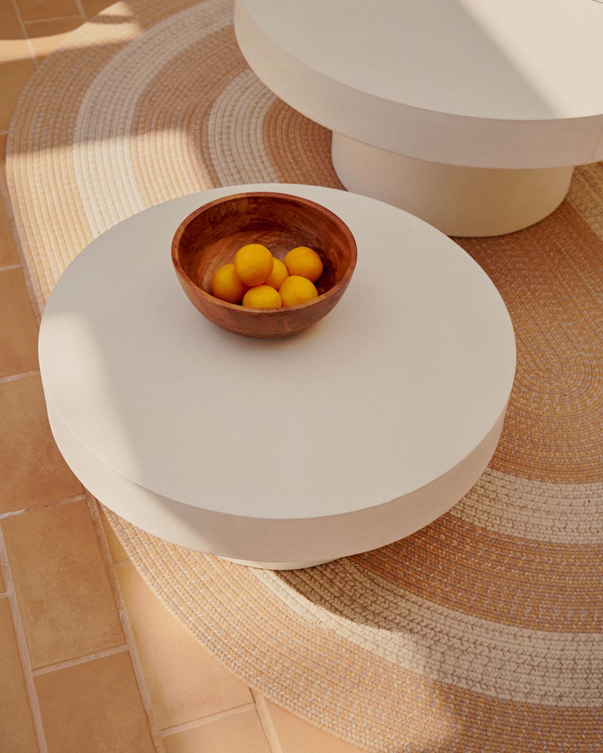 Moderner, weisser Zementtisch Ø 66 cm, ideal für drinnen & draussen, minimalistisch & robust.