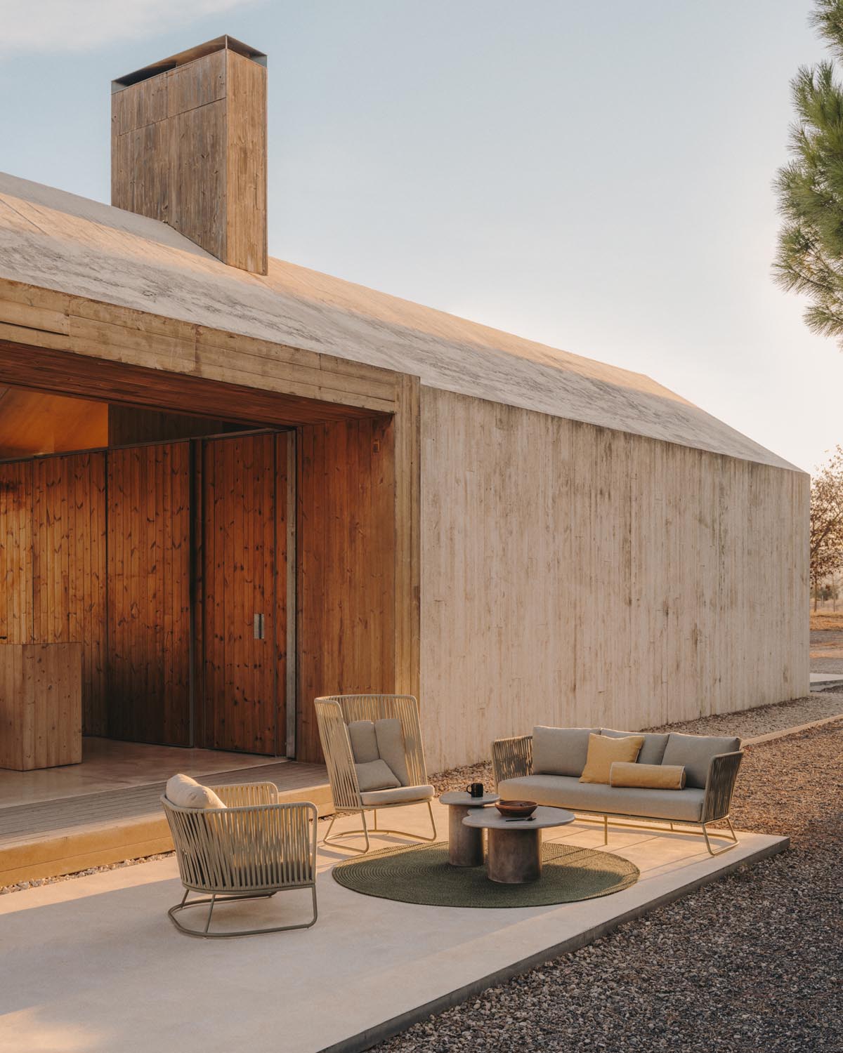 Stilvoller Zement-Couchtisch Macarella, 83x77 cm von Kave Home.