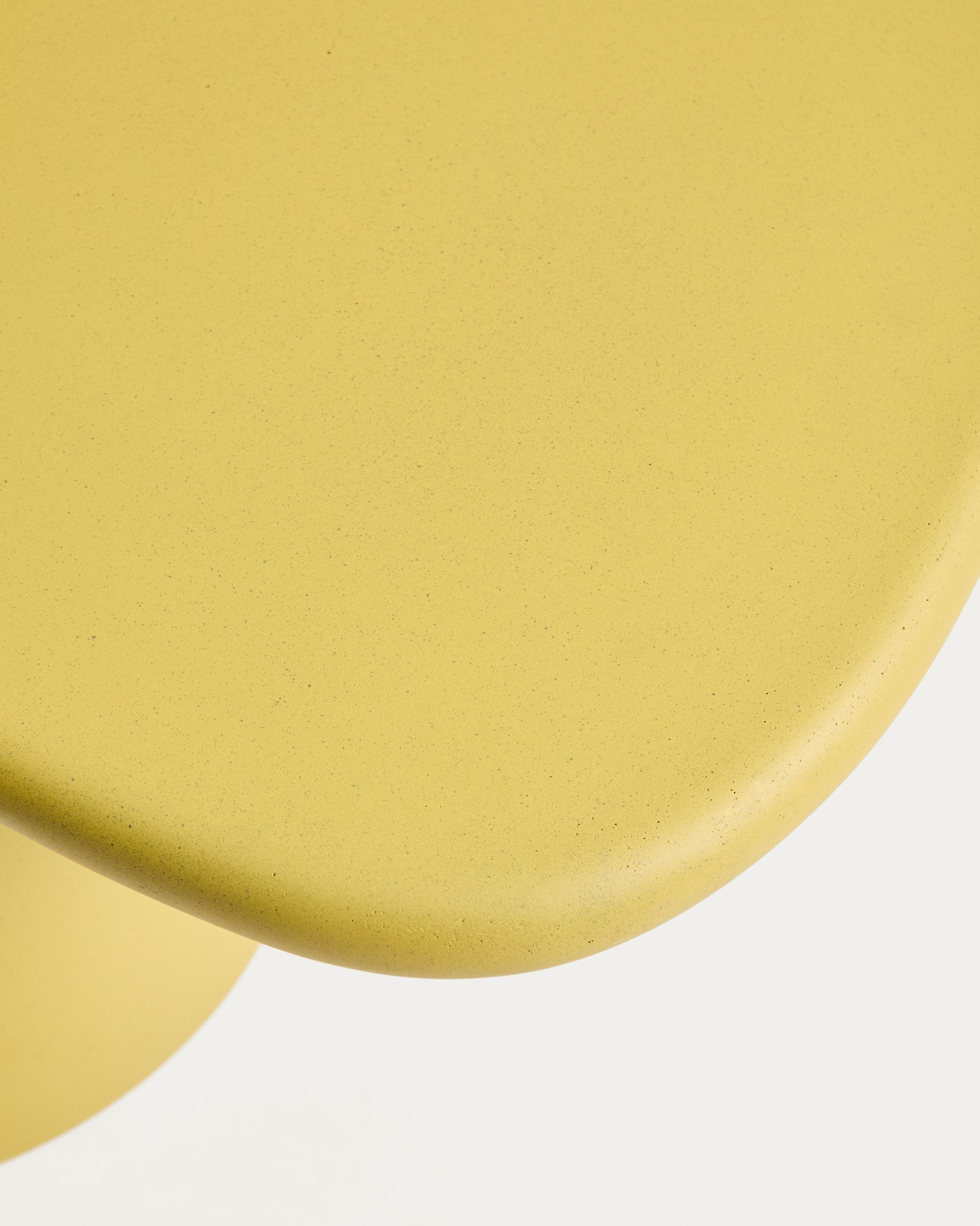Couchtisch Macarella aus senfgelbem Zement, 83 x 77 cm in Senfgelb präsentiert im Onlineshop von KAQTU Design AG. Loungetisch ist von Kave Home