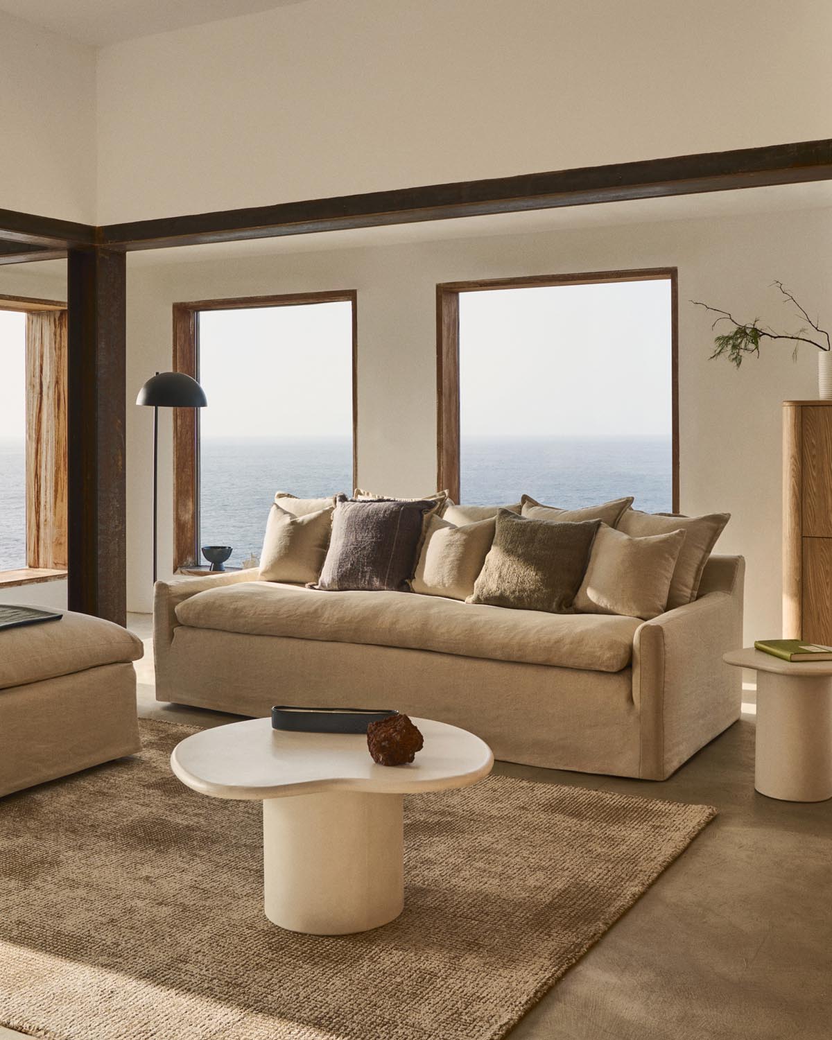 Stilvoller Couchtisch aus weissem Zement, 83x77 cm, von Kave Home.