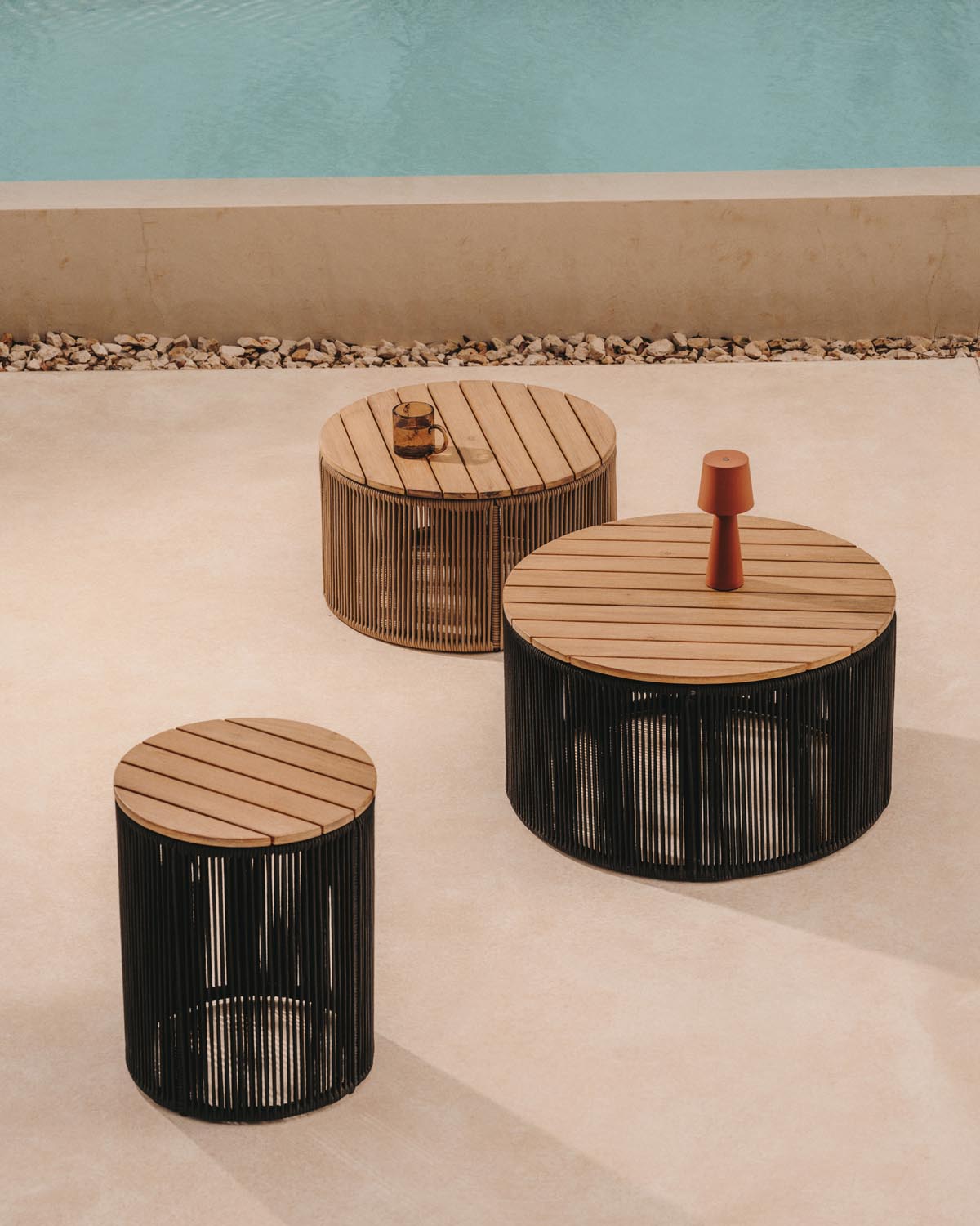 Eleganter Couchtisch Dandara: Stahl, Akazienholz & Flechtwerk.