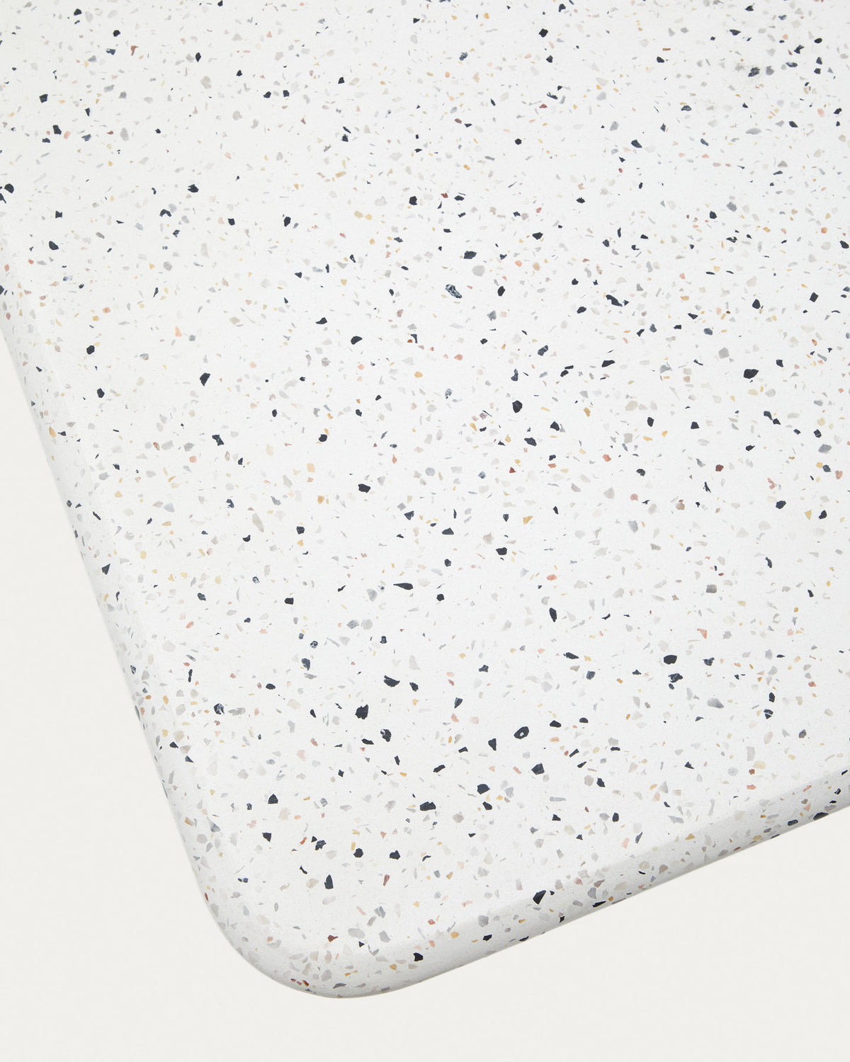 Couchtisch Saura aus weissem Terrazzo mit weisser Terrazzo-Platte 32 x 48 x 48 in Weiss präsentiert im Onlineshop von KAQTU Design AG. Beistelltisch Outdoor ist von Kave Home