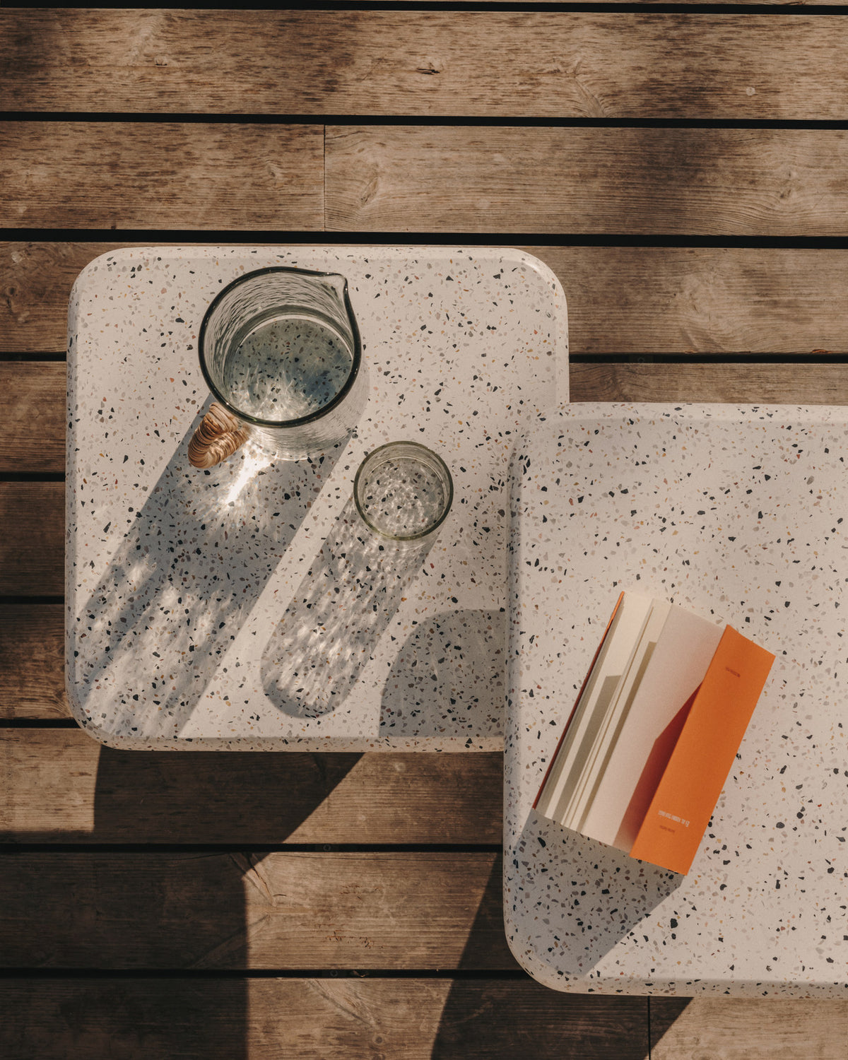 Couchtisch Saura aus weissem Terrazzo mit weisser Terrazzo-Platte 32 x 48 x 48 in Weiss präsentiert im Onlineshop von KAQTU Design AG. Beistelltisch Outdoor ist von Kave Home