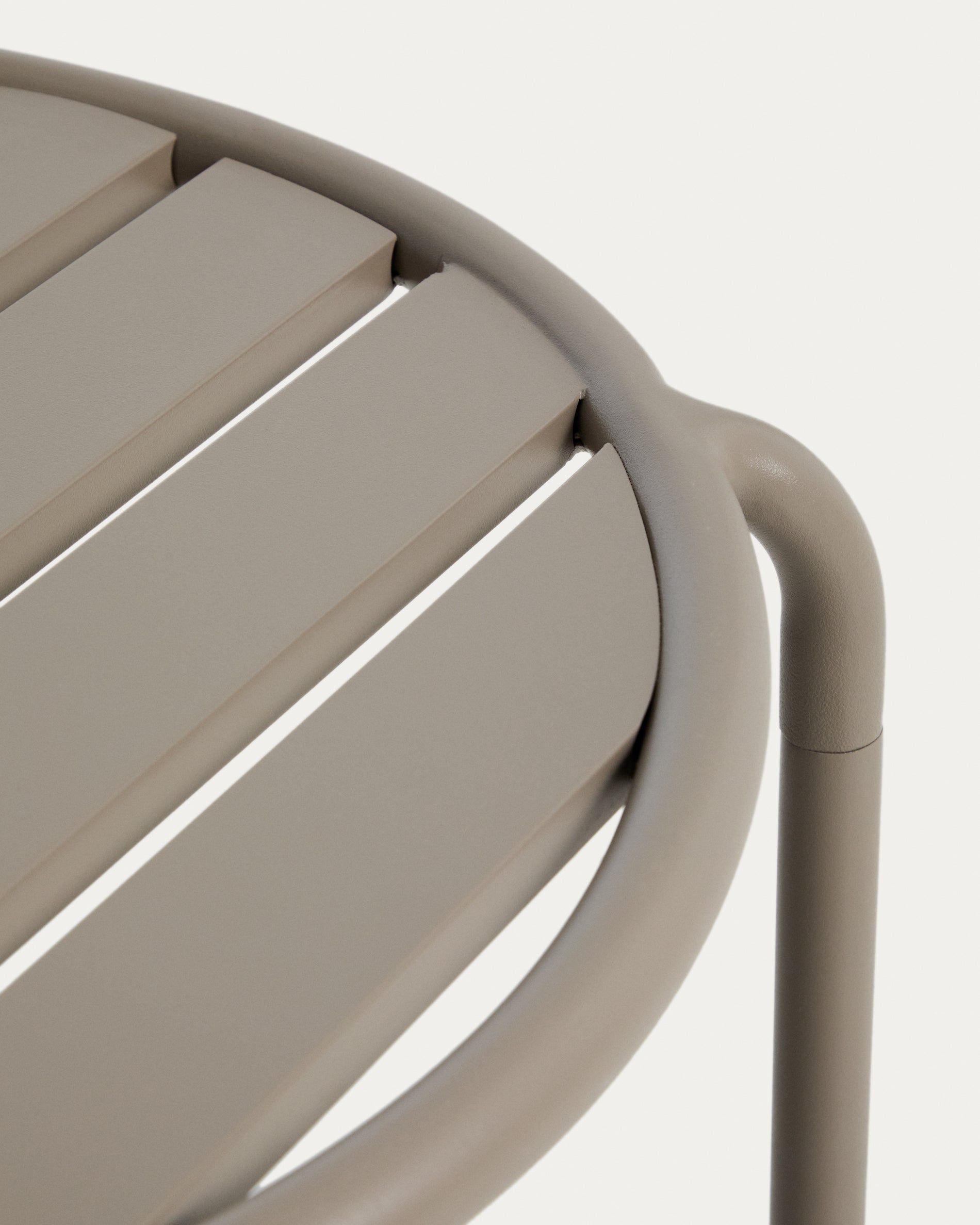 Outdoor-Beistelltisch Joncols aus Aluminium mit taupefarbener Lackierung, Ø 60 cm in Taupe präsentiert im Onlineshop von KAQTU Design AG. Beistelltisch Outdoor ist von Kave Home
