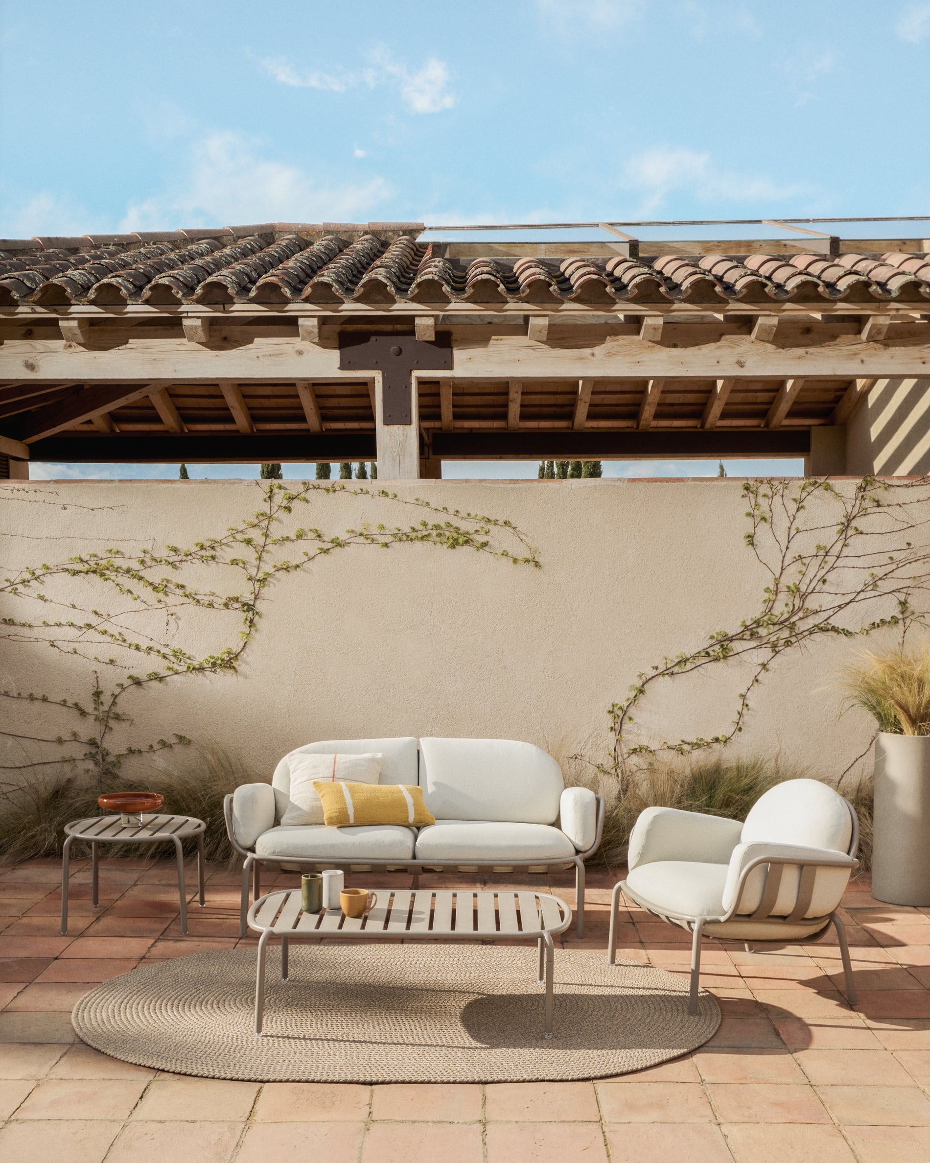 Outdoor-Beistelltisch Joncols aus Aluminium mit taupefarbener Lackierung, Ø 60 cm in Taupe präsentiert im Onlineshop von KAQTU Design AG. Beistelltisch Outdoor ist von Kave Home