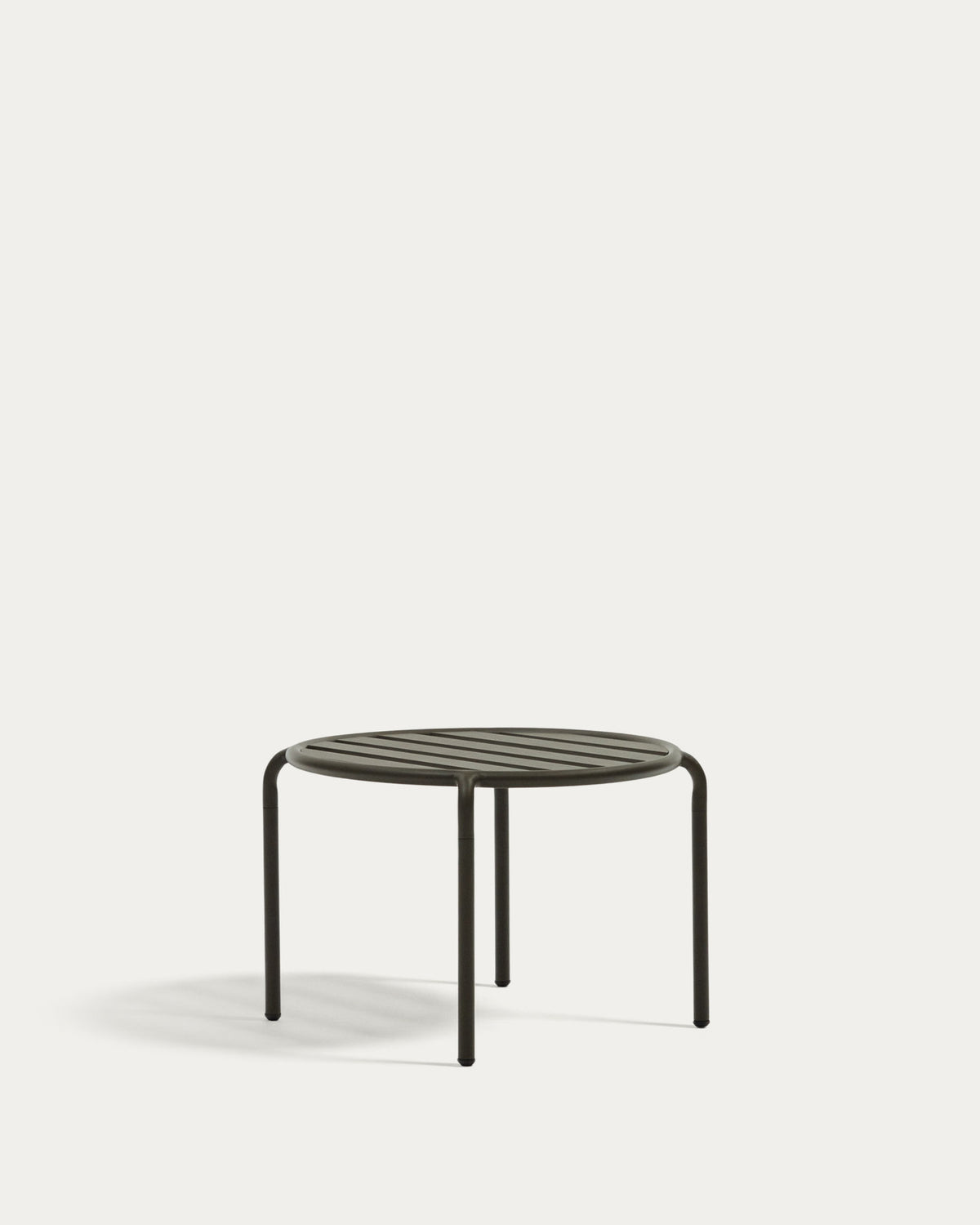 Gartenbeistelltisch Joncols aus Aluminium mit Finish in Grün Ø 60 cm in Grün präsentiert im Onlineshop von KAQTU Design AG. Loungetisch ist von Kave Home