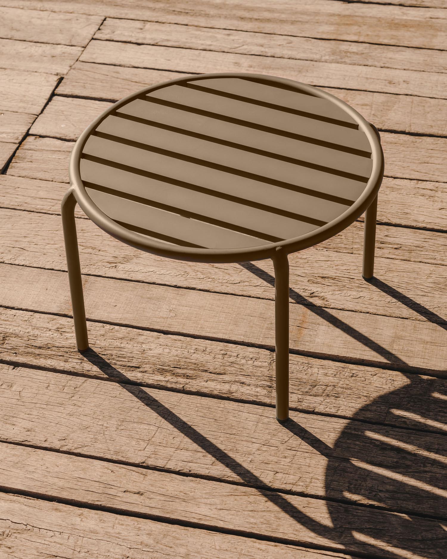 Gartenbeistelltisch Joncols: Eleganter Aluminiumtisch mit grünem Finish, Ø 60 cm. Ideal für stilvolle Akzente im Freien, leicht und wetterbeständig.
