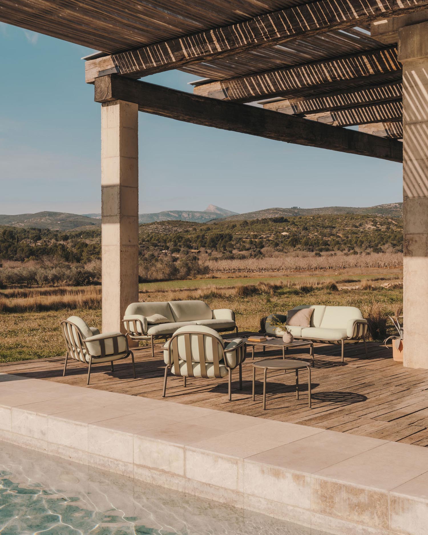 Moderner Gartenbeistelltisch Joncols aus grünem Aluminium, Ø 60 cm, ideal für Terrasse oder Balkon. Stilvoll, robust und wetterfest.