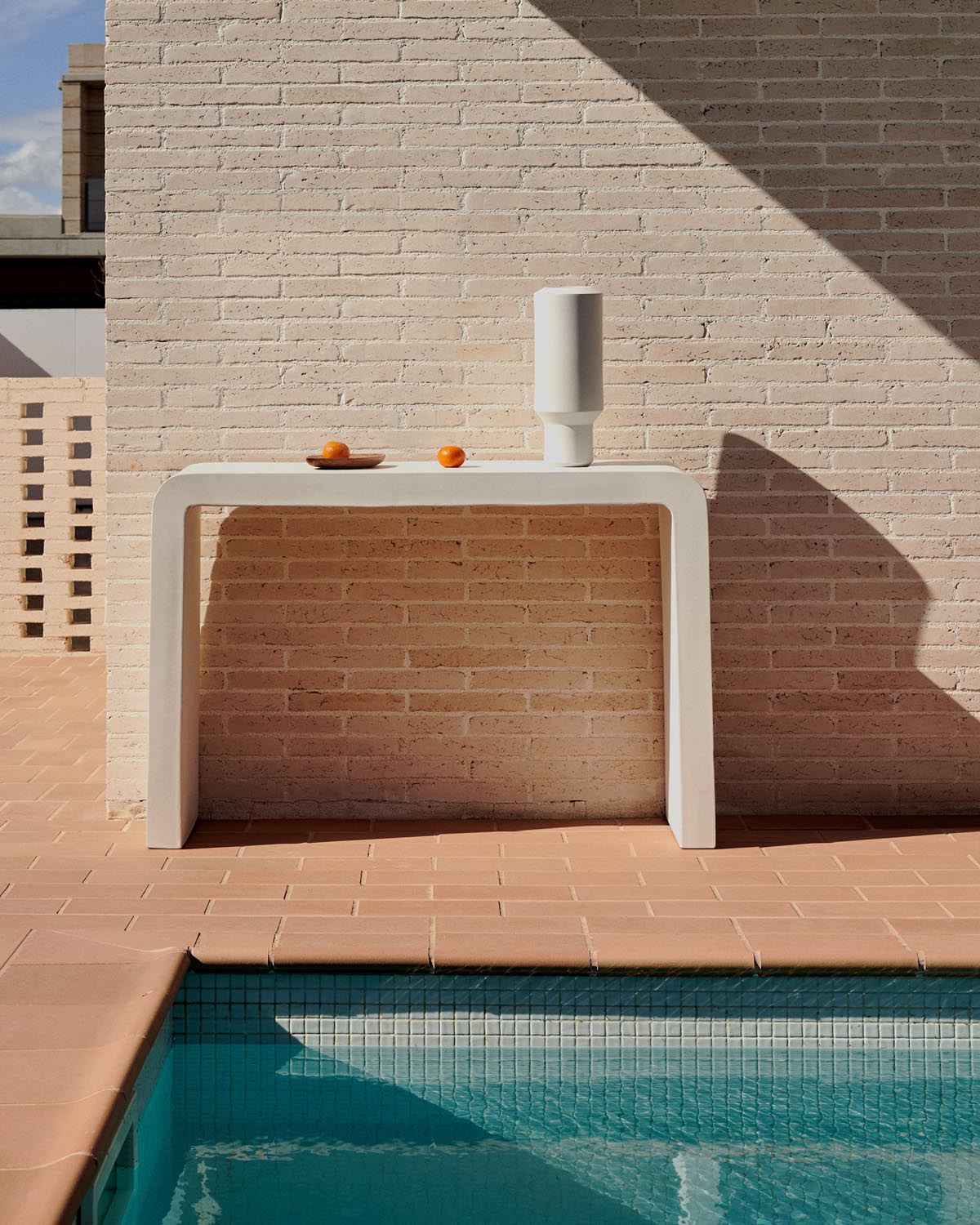 Elegante Zementkonsole in Weiss, 120x80 cm, von Kave Home.