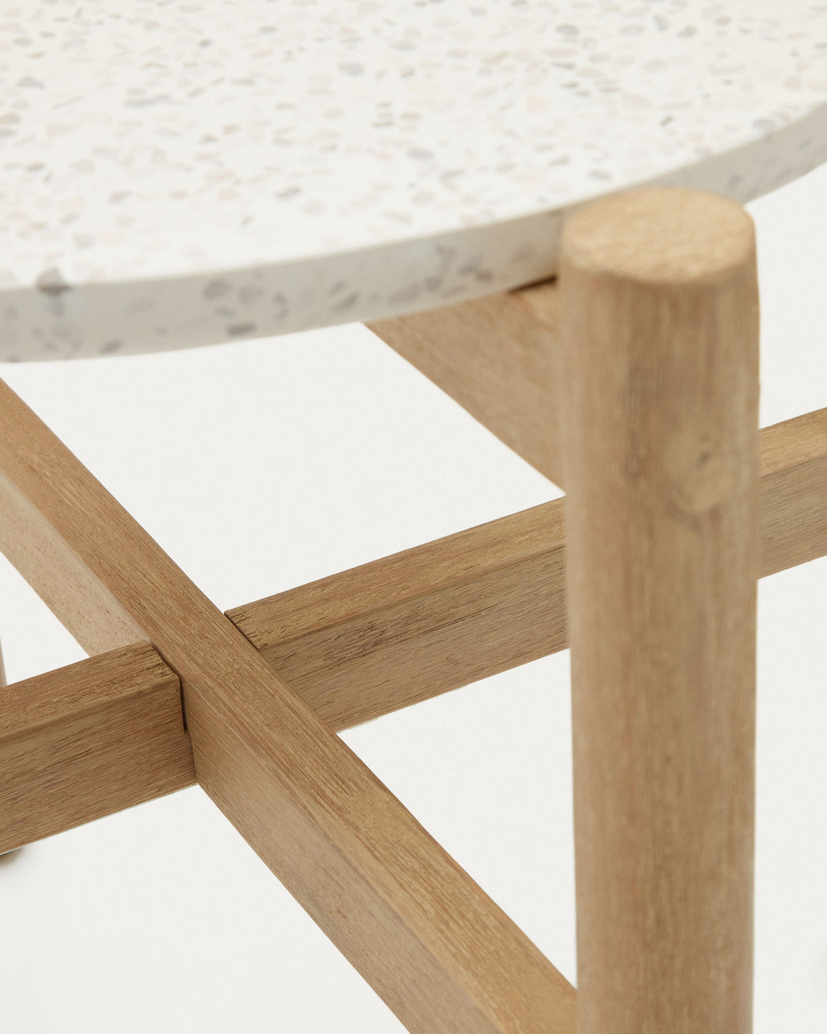 Pola Beistelltisch aus Zement und massivem Eukalyptus Ø 50 cm FSC 100% in Natur präsentiert im Onlineshop von KAQTU Design AG. Beistelltisch ist von Kave Home