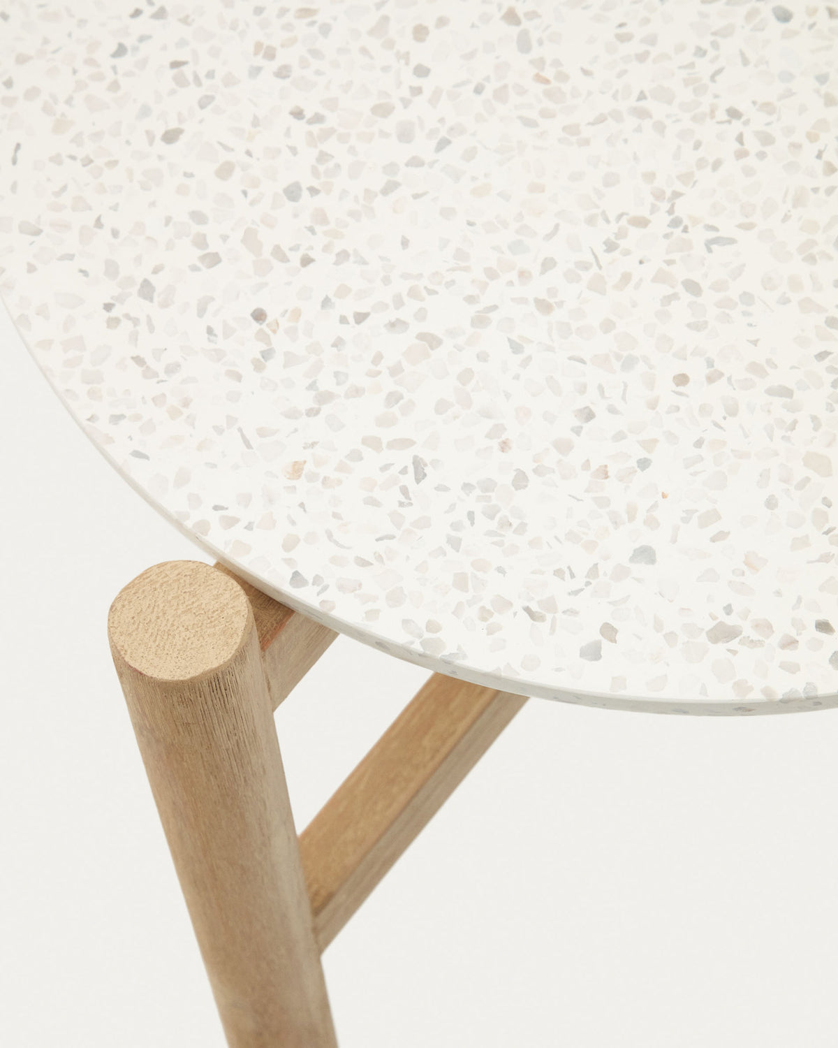 Pola Beistelltisch aus Zement und massivem Eukalyptus Ø 50 cm FSC 100% in Natur präsentiert im Onlineshop von KAQTU Design AG. Beistelltisch ist von Kave Home