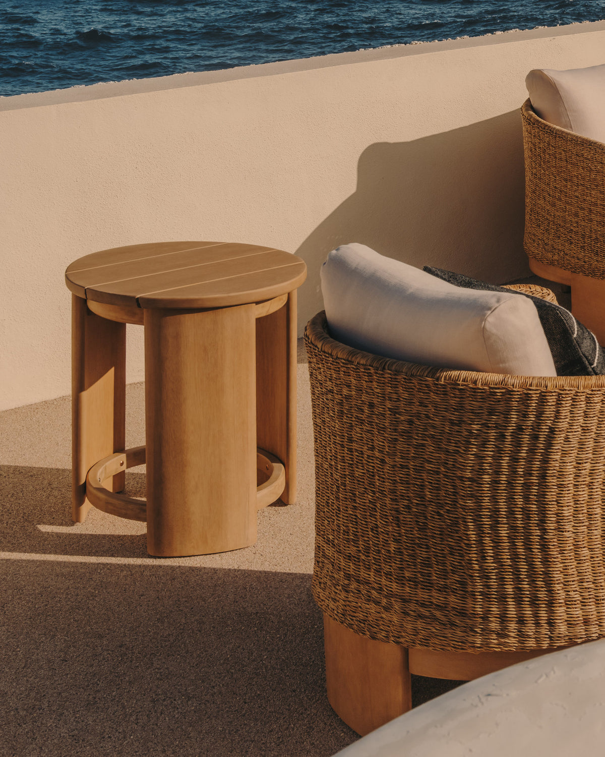 Xoriguer Beistelltisch aus massivem Eukalyptusholz FSC 100% Ø 56 cm in Natur präsentiert im Onlineshop von KAQTU Design AG. Beistelltisch Outdoor ist von Kave Home