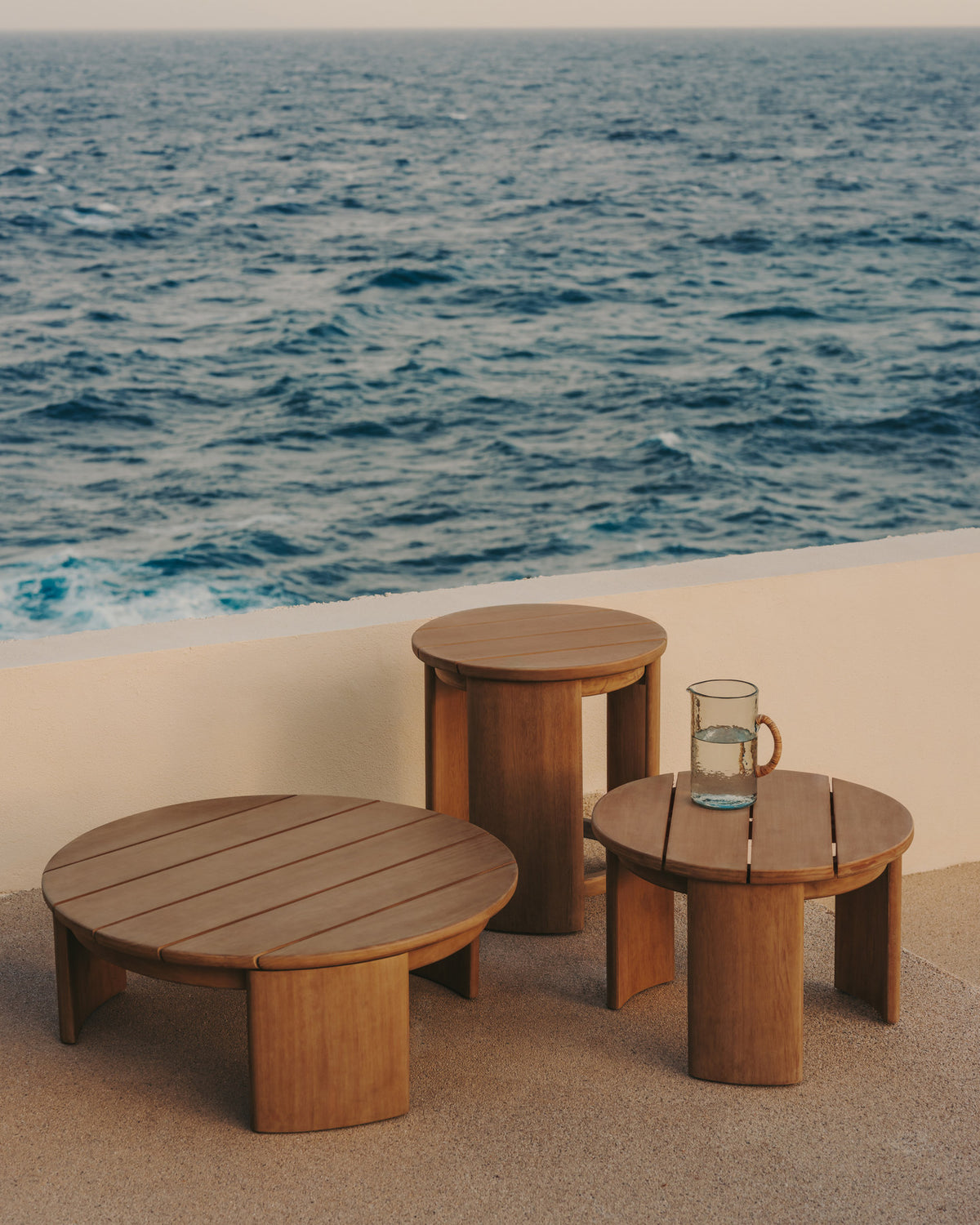Xoriguer Beistelltisch aus massivem Eukalyptusholz FSC 100% Ø 56 cm in Natur präsentiert im Onlineshop von KAQTU Design AG. Beistelltisch Outdoor ist von Kave Home