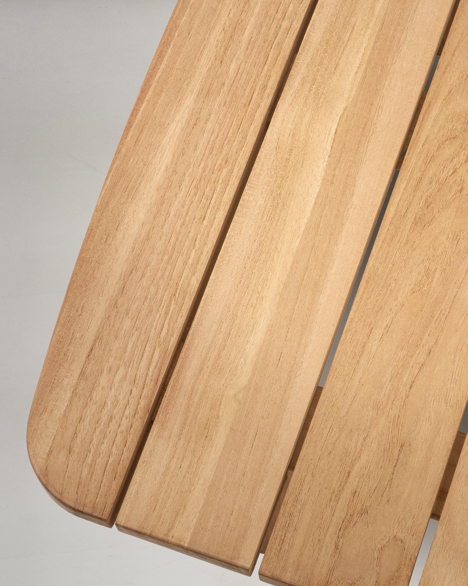 Hochwertiger Tirant Beistelltisch aus massivem Teakholz, perfekt für Garten und Terrasse. Nachhaltig, langlebig und stilvoll.