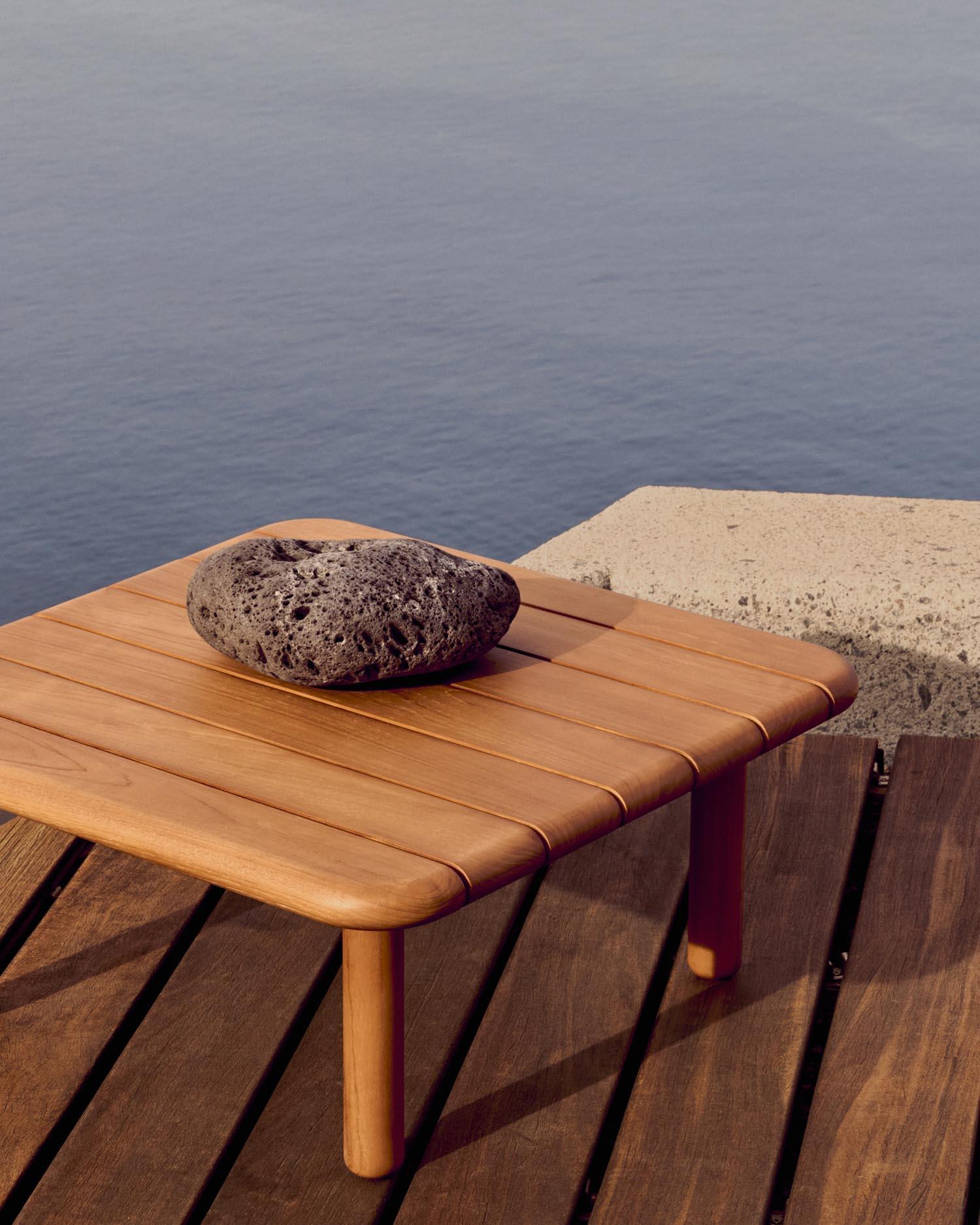 Hochwertiger Turqueta Couchtisch aus massivem Teakholz, 70 x 70 cm, perfekt für stilvolle und langlebige Gartenmöbel. Nachhaltig und elegant.