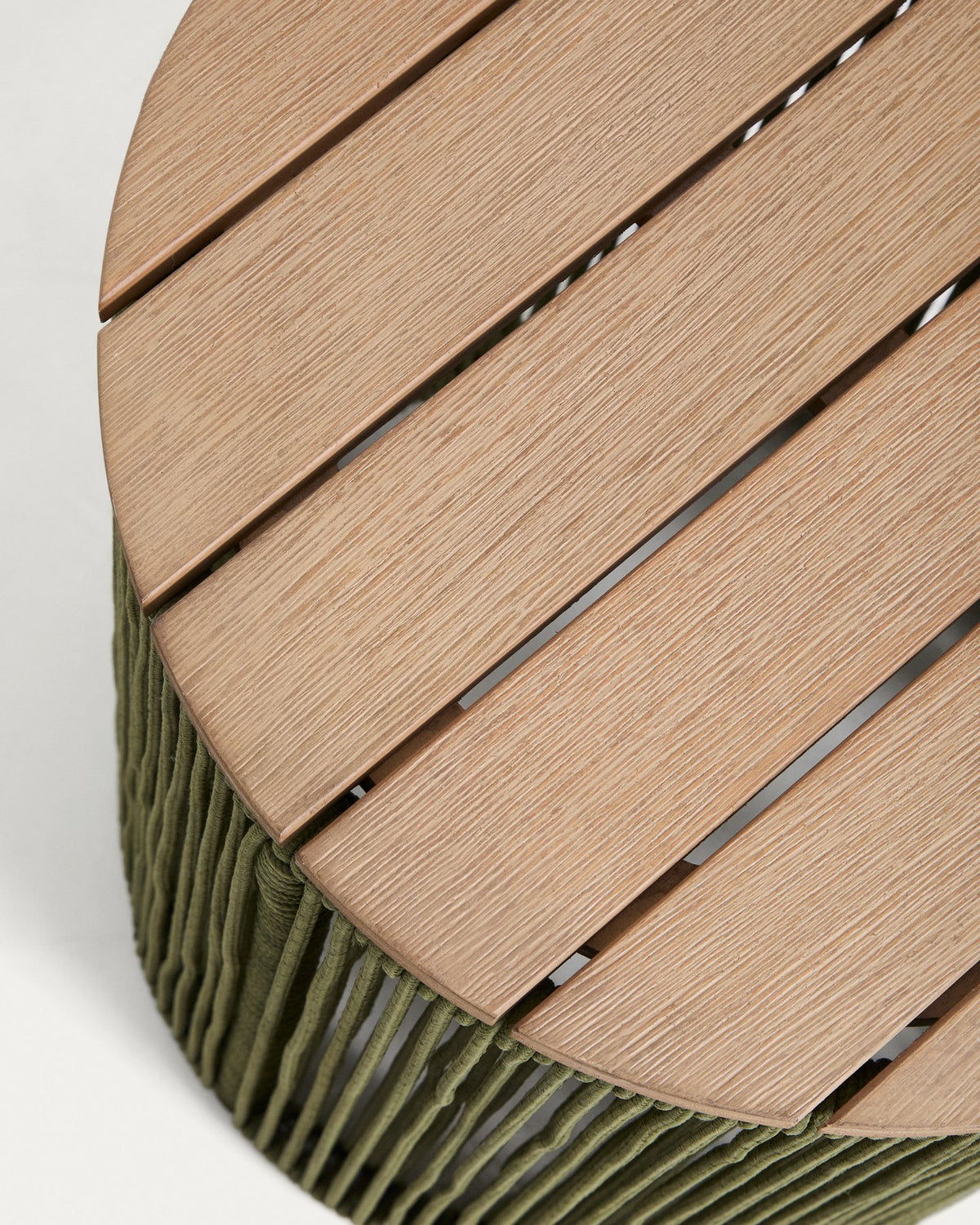 Runder Beistelltisch Dandara mit Stahlgestell, grünem Seilgeflecht und Tischplatte aus massivem Akazienholz, Durchmesser 40 cm, Farbe dunkelgrün.