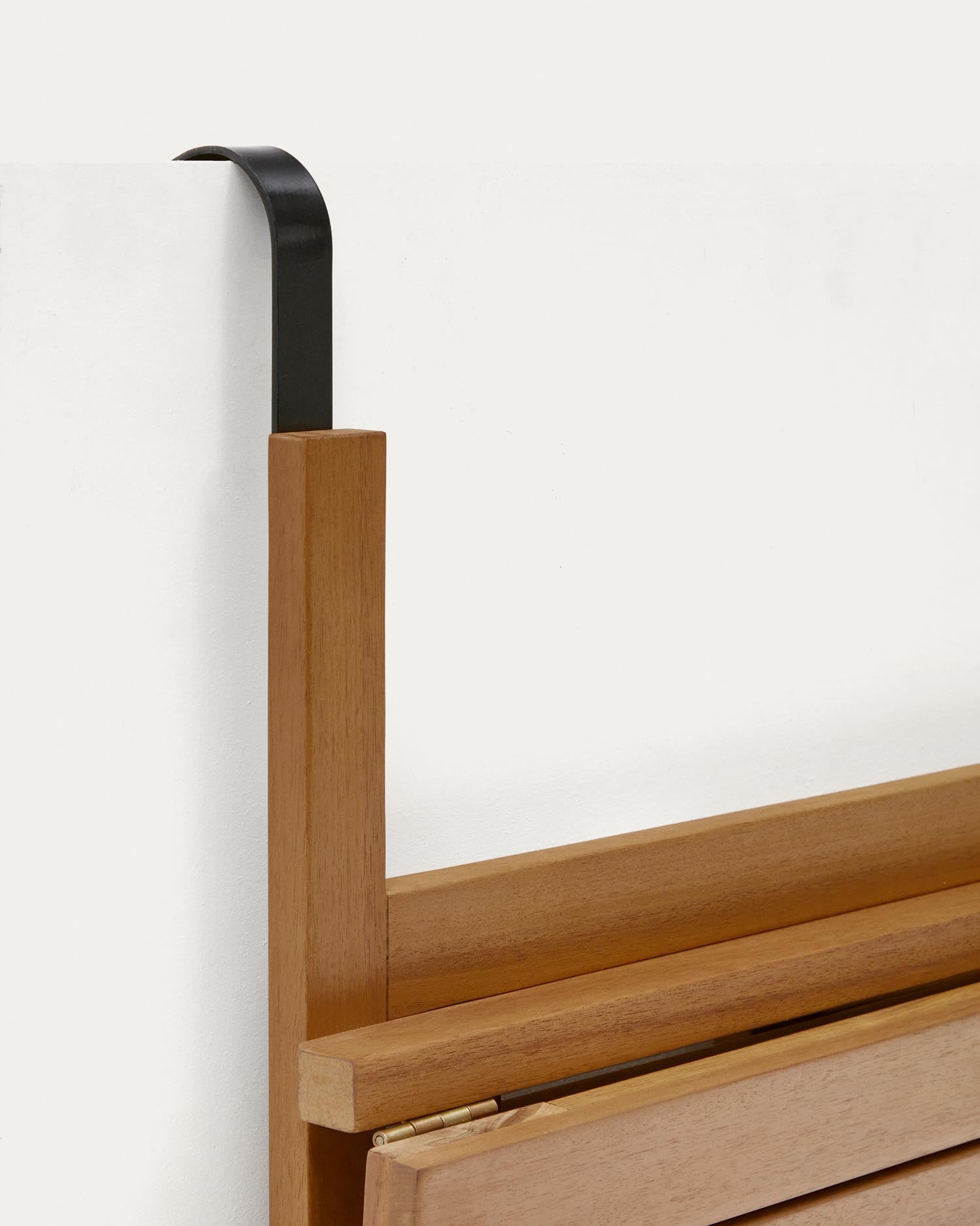 Der Amarilis Klapptisch von Kave Home: 50 x 70 cm aus FSC-zertifiziertem Akazienholz. Ideal für kleine Balkone, stilvoll und funktional!