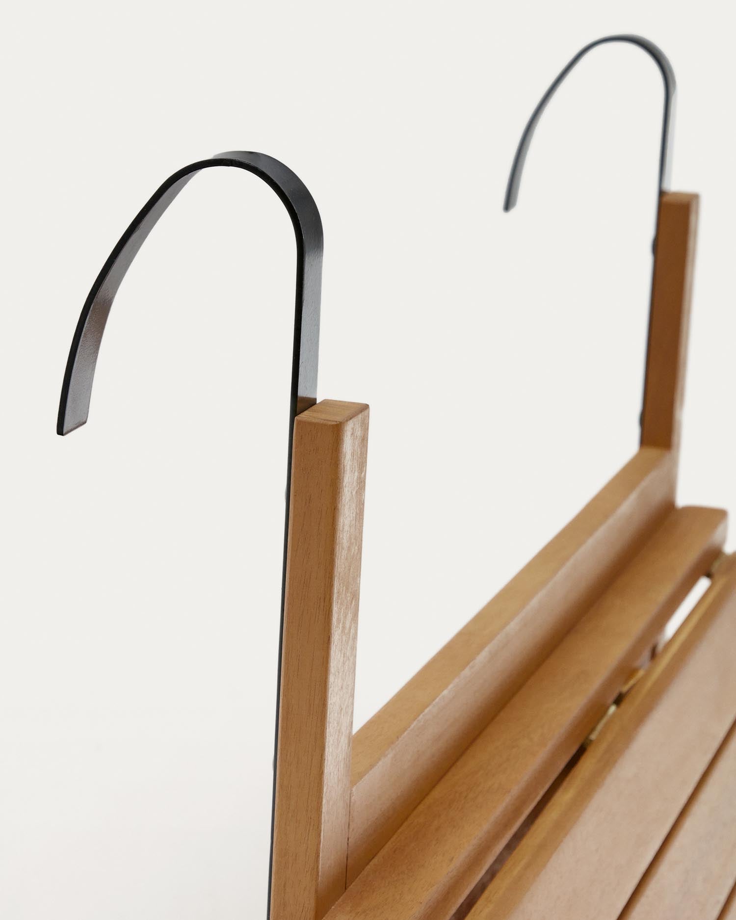 Entdecken Sie den Amarilis Klapptisch von Kave Home: 50 x 70 cm, aus robustem Akazienholz, perfekt für gemütliche Stunden auf Ihrem Balkon!