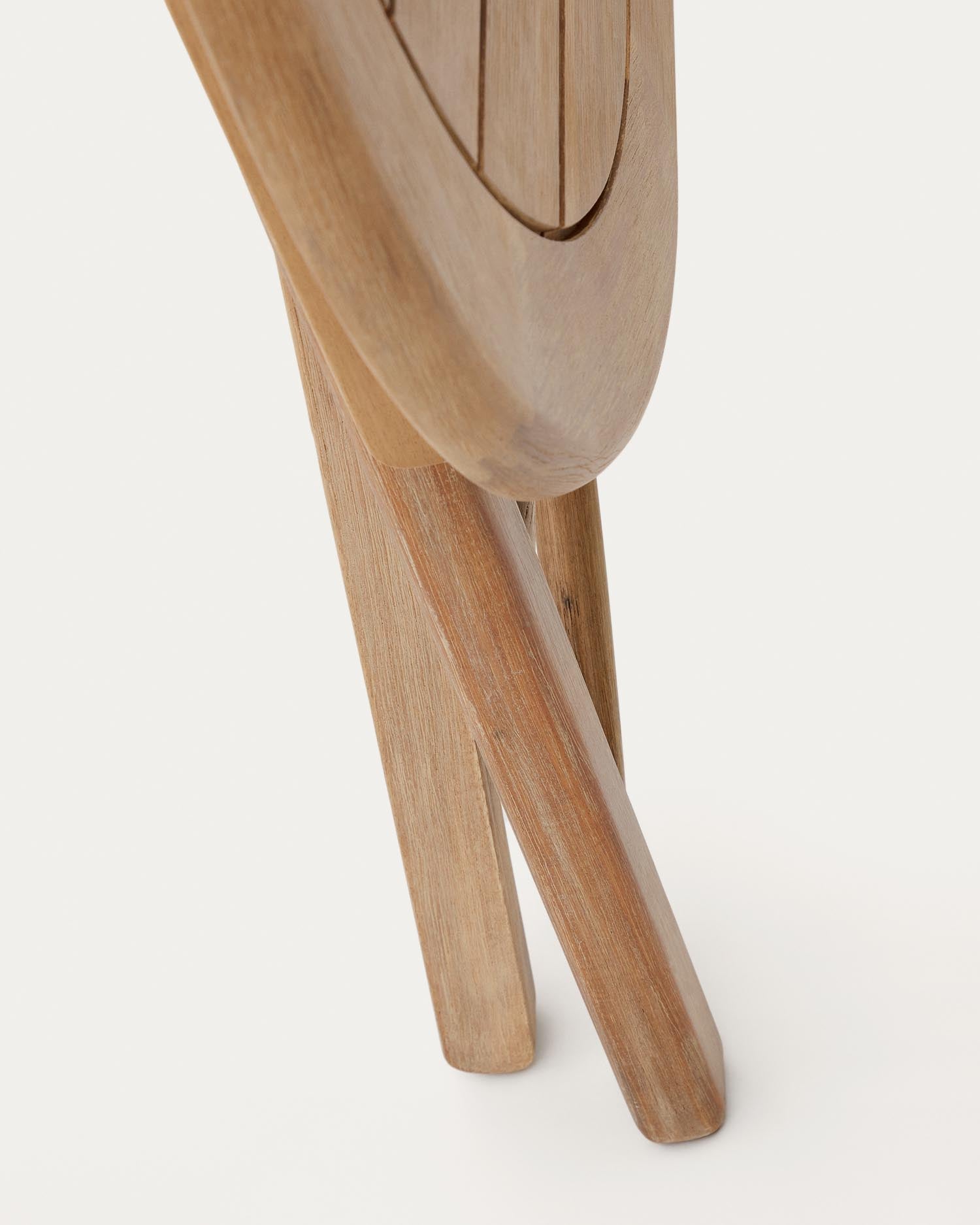 Klapptisch Dandara aus robustem Akazienholz: stilvoller, klappbarer Tisch für Balkon und Garten, ideal für entspannte Stunden im Freien.