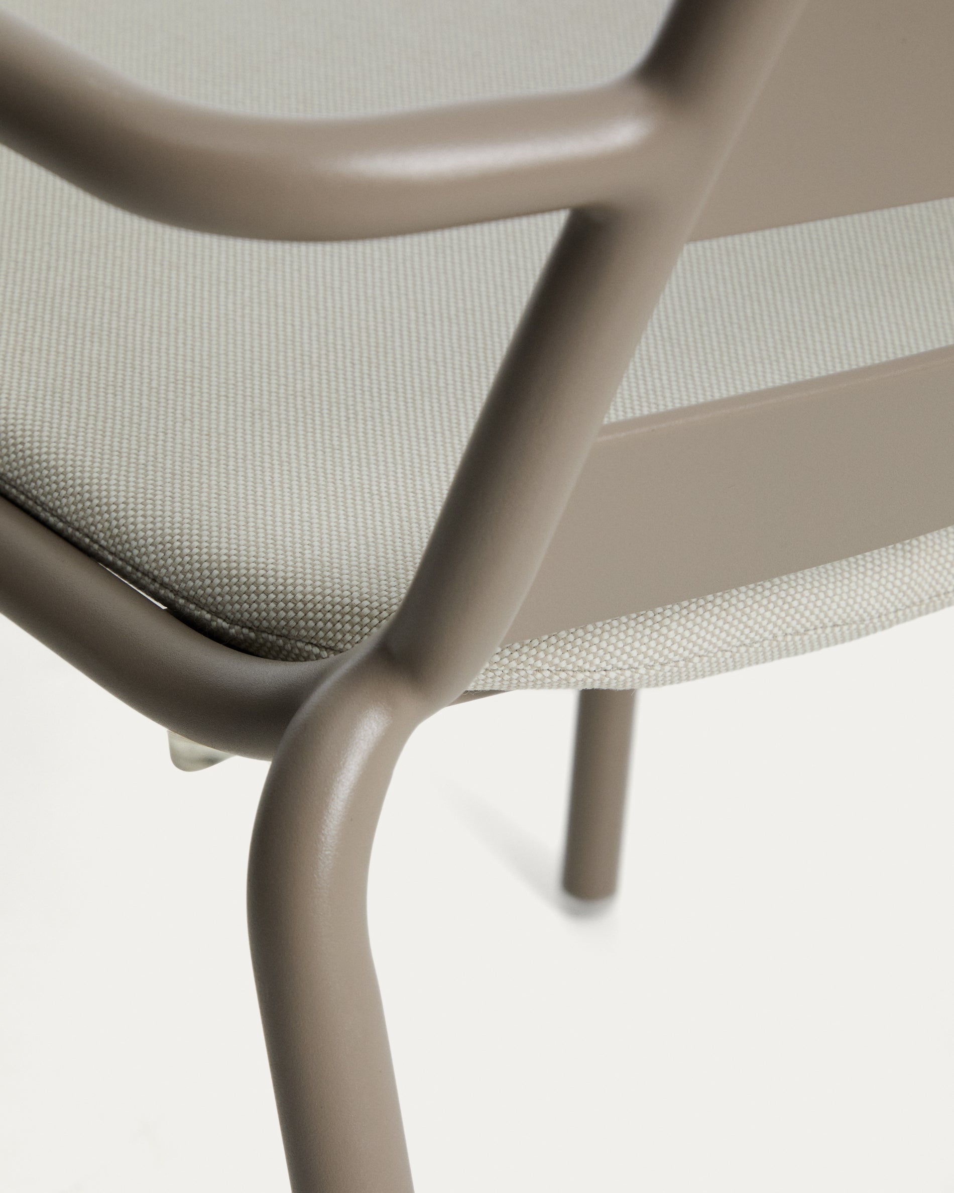 Outdoor-Stuhl Joncols aus Aluminium mit taupefarbener Lackierung in Taupe präsentiert im Onlineshop von KAQTU Design AG. Gartenstuhl ist von Kave Home