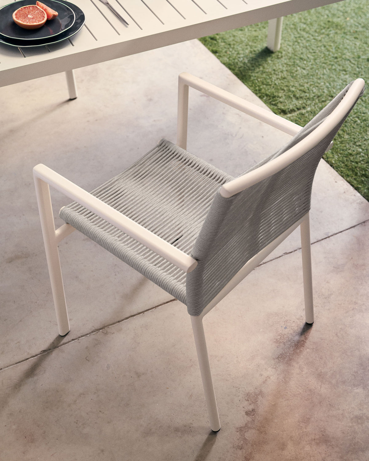 Stapelbarer Outdoor-Stuhl Culip aus Seil und Aluminium in Weiss in Weiss, Grau präsentiert im Onlineshop von KAQTU Design AG. Gartenstuhl mit Armlehnen ist von Kave Home