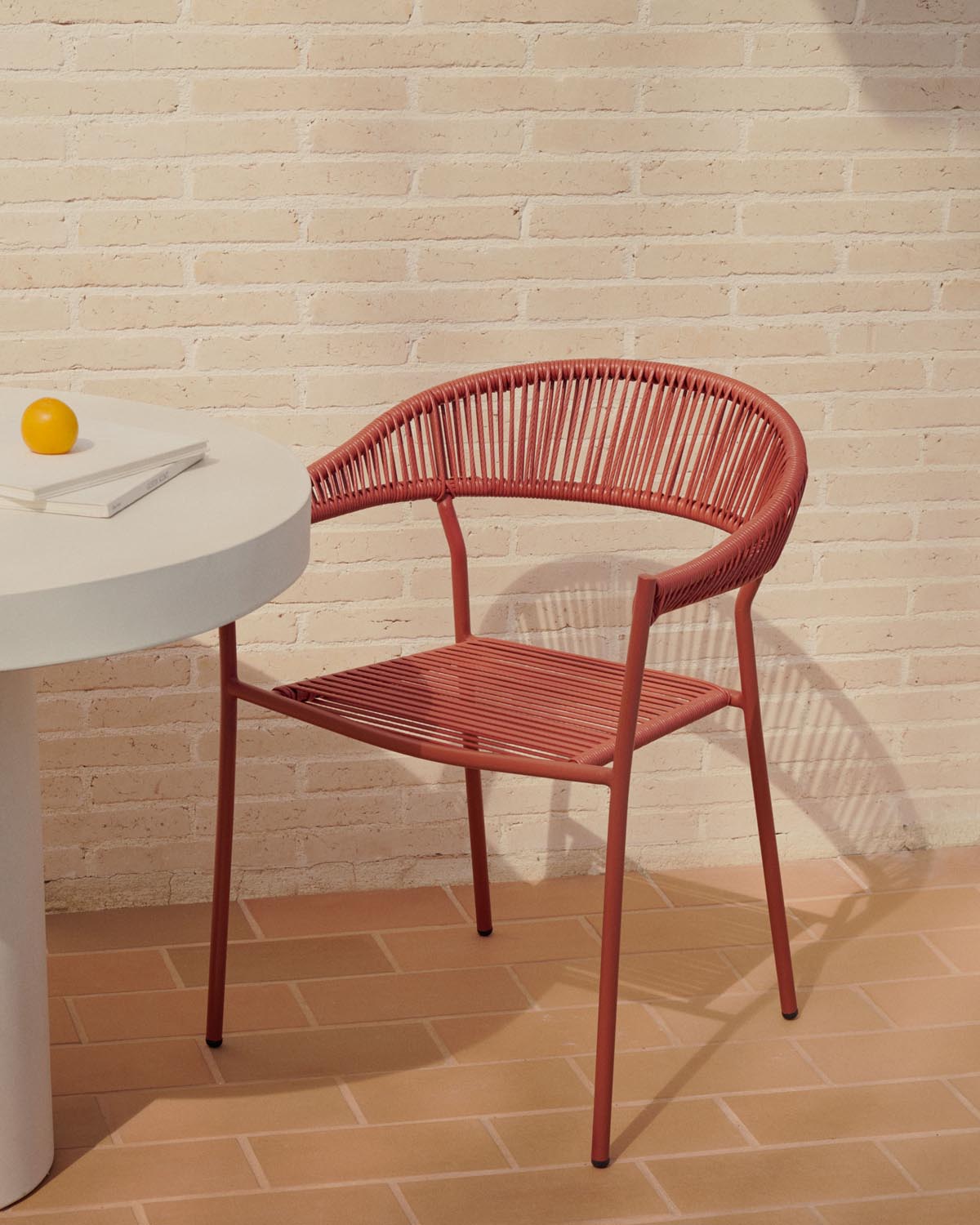 Futadera Gartenstuhl: Terrakotta-Design, robust & platzsparend.