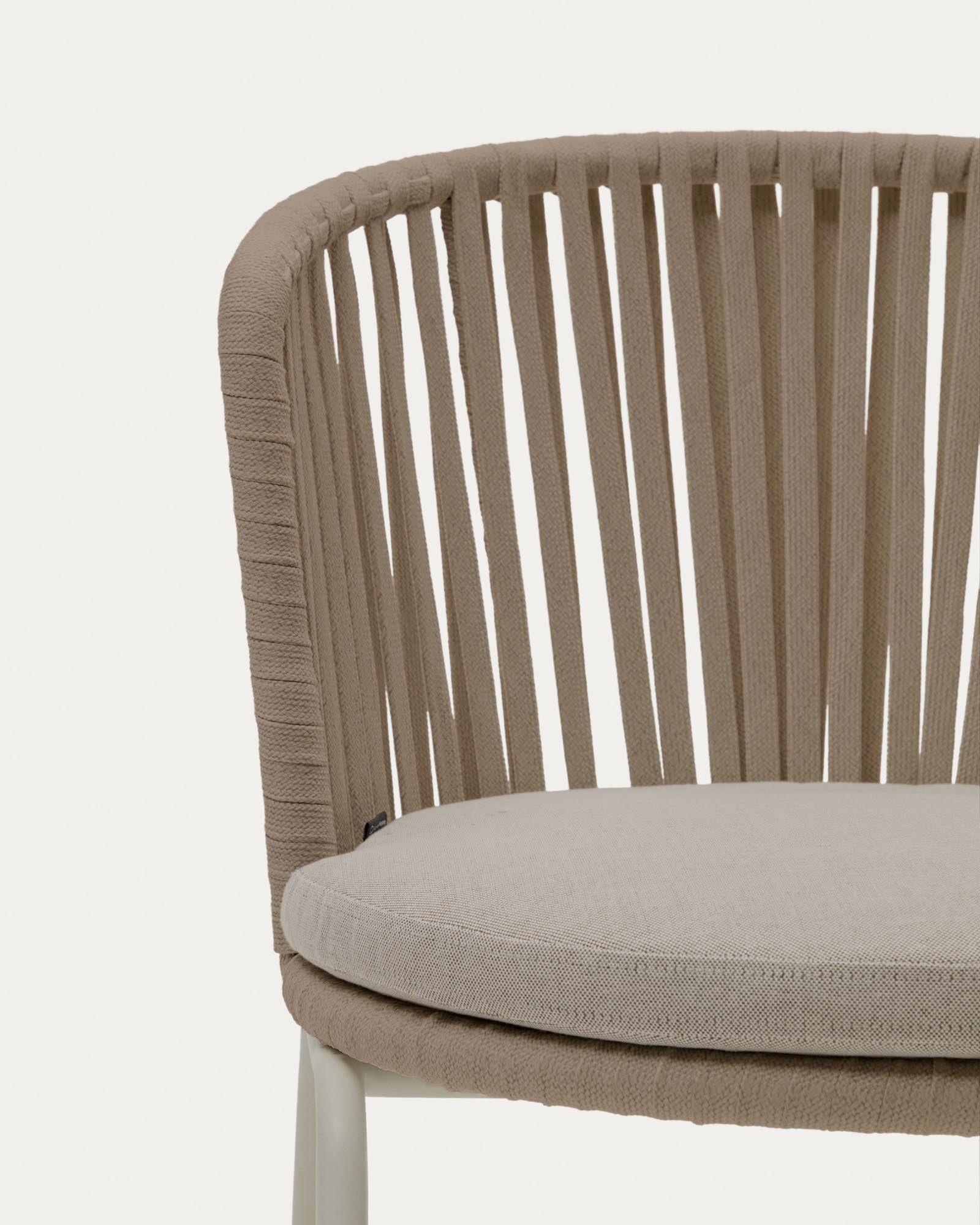 Eleganter Saconca Outdoor Stuhl in Beige, gefertigt aus strapazierfähigem Seil und verzinktem Stahl, perfekt für gemütliche Gartenmomente.