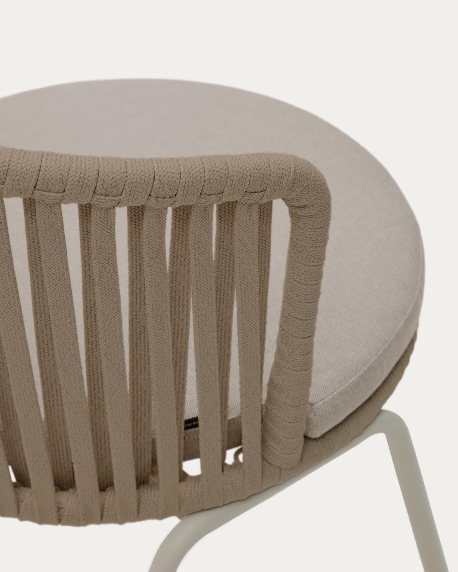 Beige Saconca Gartenstuhl aus robustem Seil und verzinktem Stahl, ideal für stilvolle Outdoor-Bereiche und entspannte Stunden im Freien.