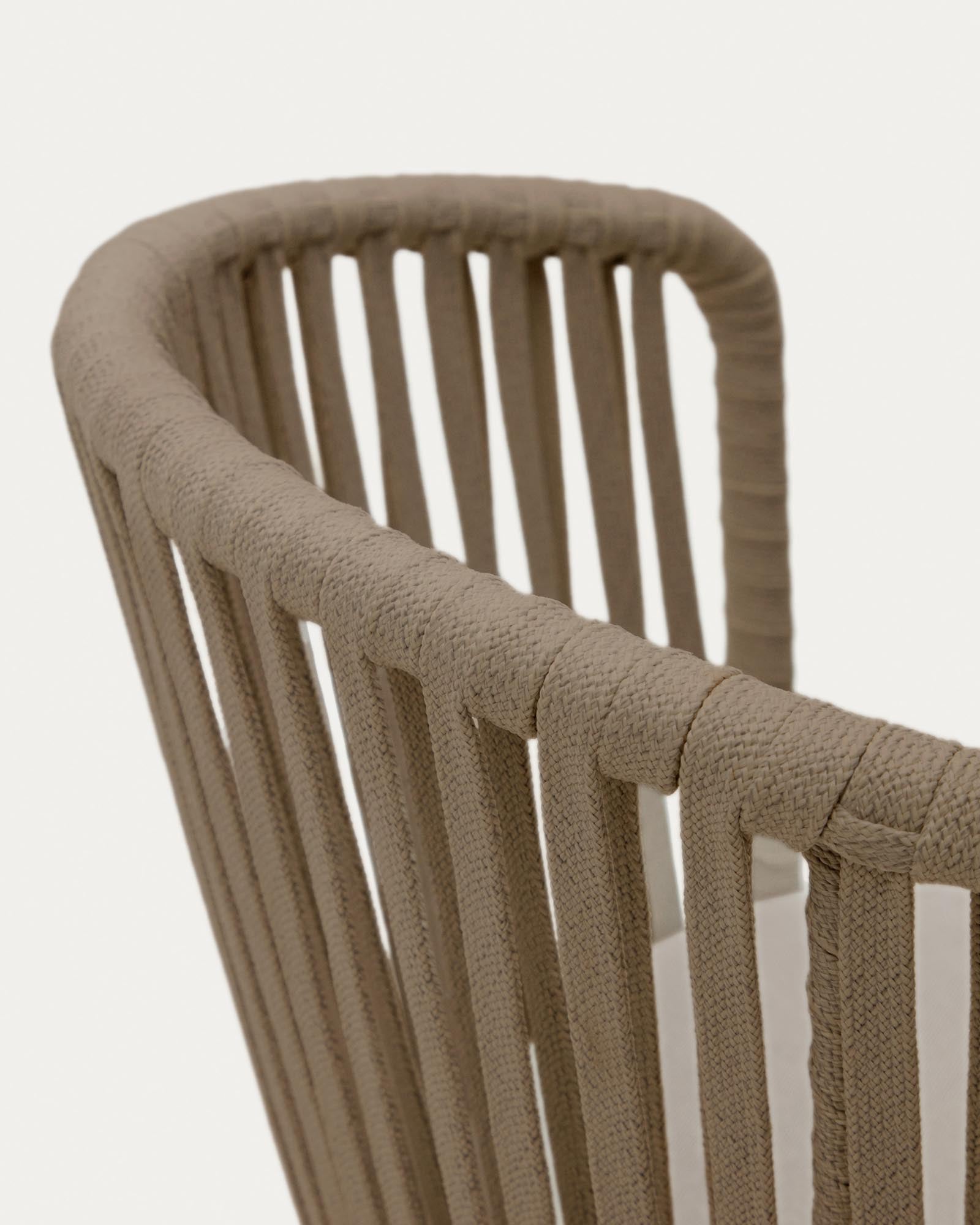 Eleganter Saconca Outdoor Stuhl in Beige, gefertigt aus strapazierfähigem Seil und verzinktem Stahl, perfekt für gemütliche Gartenmomente.