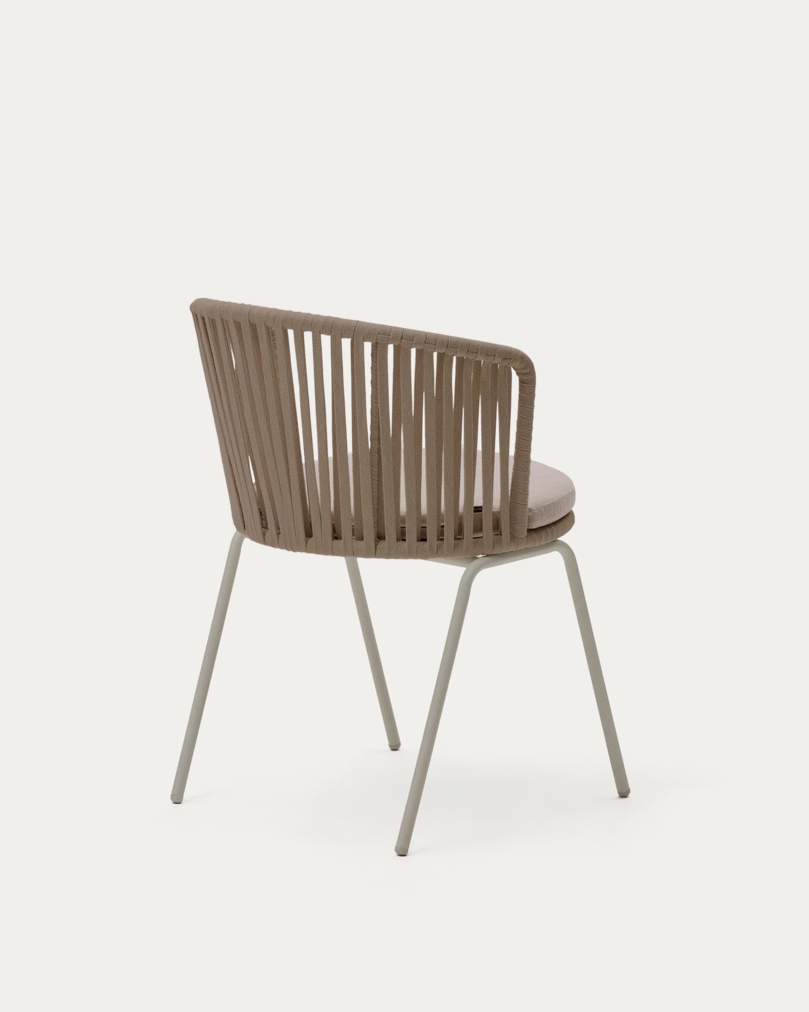 Eleganter Saconca Outdoor Stuhl in Beige, gefertigt aus strapazierfähigem Seil und verzinktem Stahl, perfekt für gemütliche Gartenmomente.
