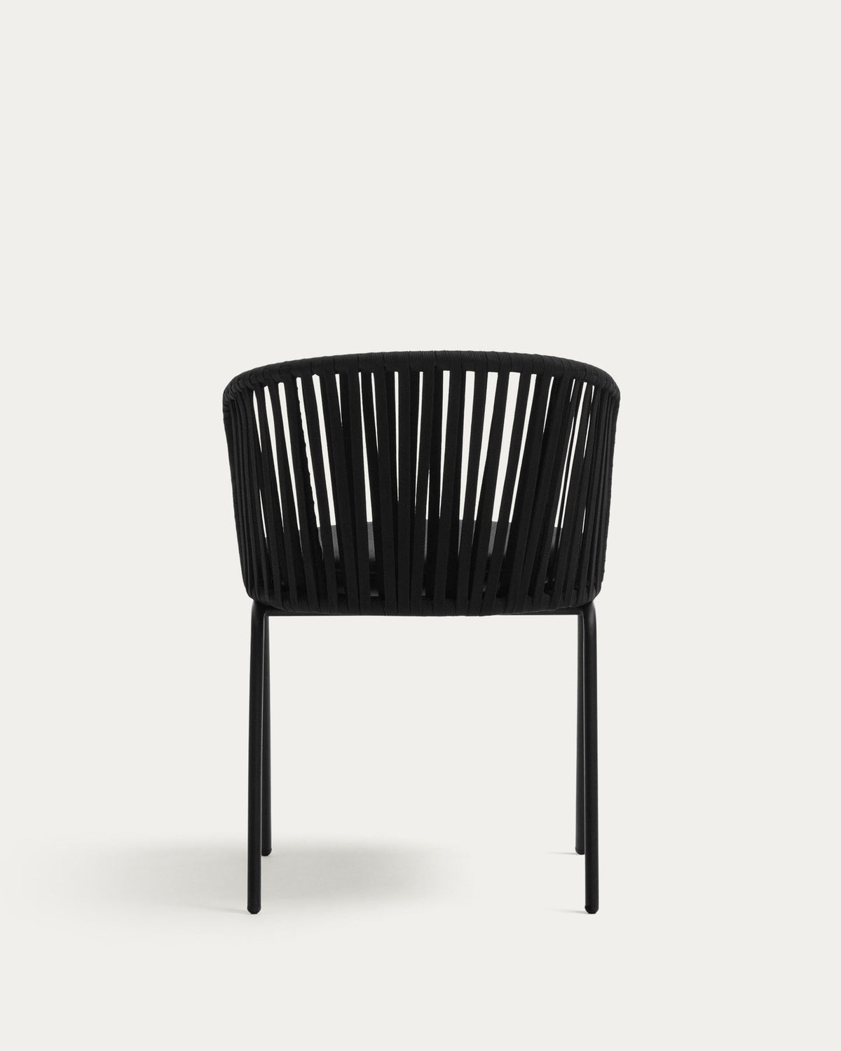 Saconca Outdoor Stuhl aus Seil und verzinktem Stahl in Schwarz in Schwarz präsentiert im Onlineshop von KAQTU Design AG. Gartenstuhl mit Armlehnen ist von Kave Home