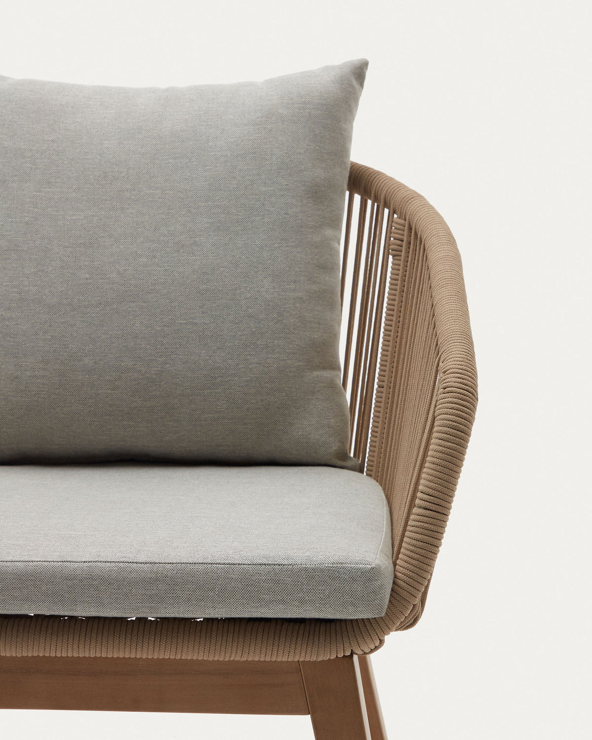 Portalo Stuhl aus Seil in Beige und Beinen massives Akazienholz FSC 100% in Natur präsentiert im Onlineshop von KAQTU Design AG. Gartenstuhl mit Armlehnen ist von Kave Home