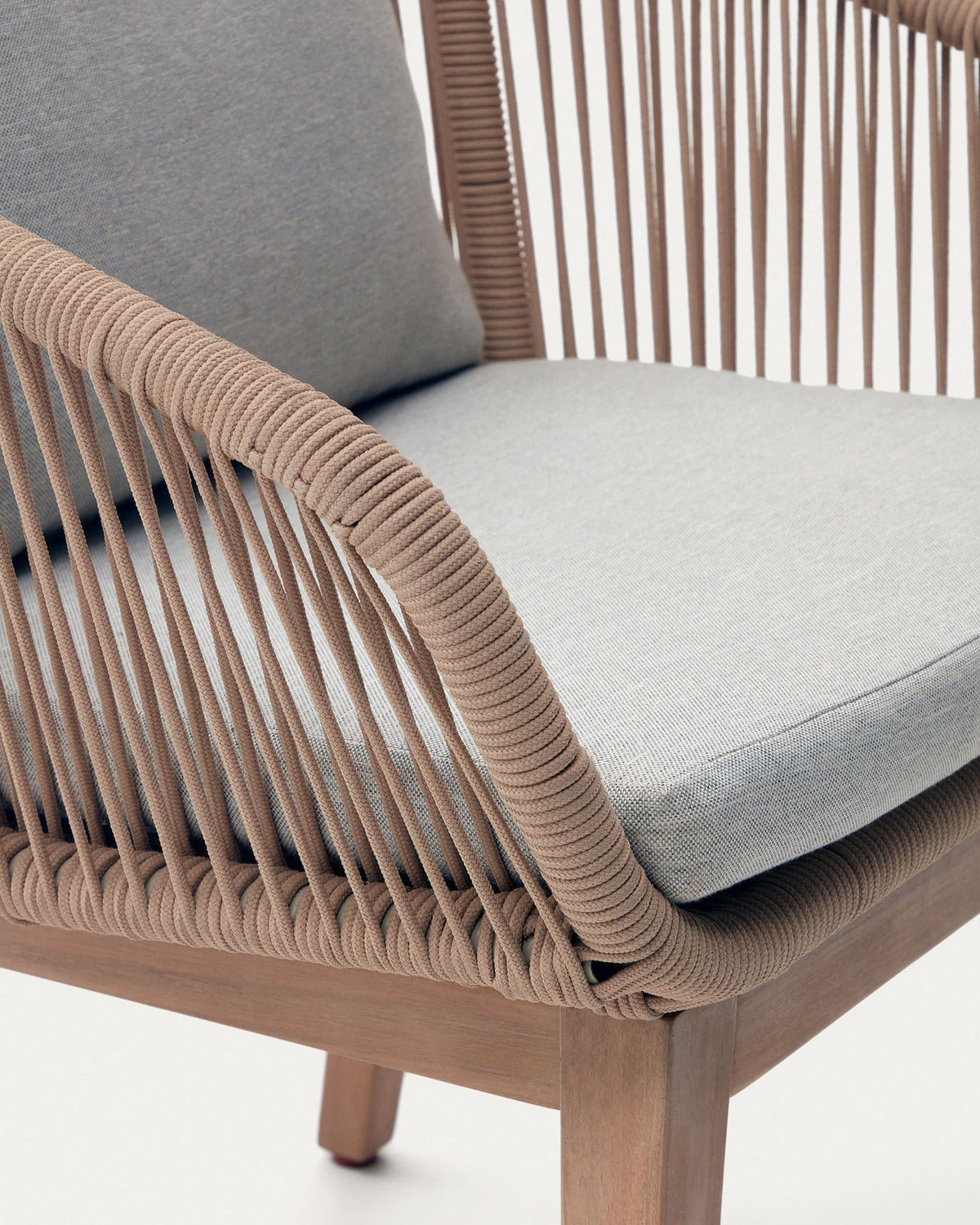 Portalo Stuhl aus Seil in Beige und Beinen massives Akazienholz FSC 100% in Natur präsentiert im Onlineshop von KAQTU Design AG. Gartenstuhl mit Armlehnen ist von Kave Home