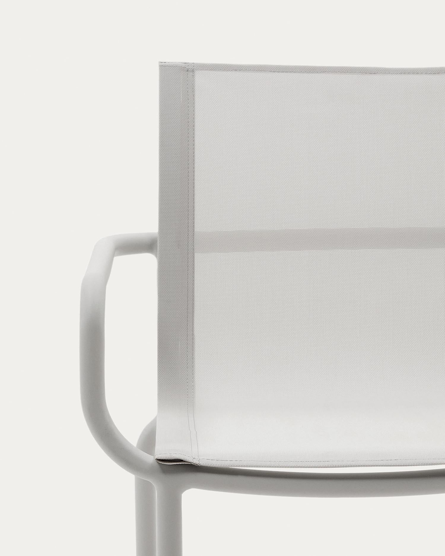 Moderner, wetterfester Gartenstuhl aus leichtem Aluminium mit elegantem hellgrauen Lack, perfekt für jeden Aussenbereich und platzsparend stapelbar.