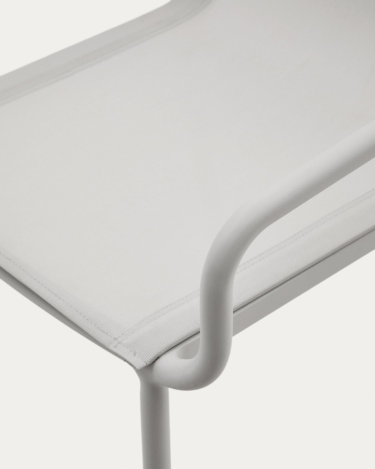 Eleganter, stapelbarer Gartenstuhl aus robustem Aluminium mit stilvollem hellgrauen Finish. Ideal für Balkon, Terrasse und Garten.