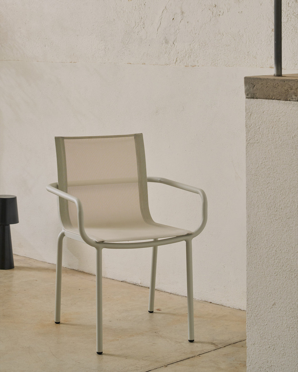 Stapelbarer Outdoor-Stuhl Galdana aus Aluminium mit lackiertem Finish in Hellgrau in Ecru, Weiss präsentiert im Onlineshop von KAQTU Design AG. Gartenstuhl mit Armlehnen ist von Kave Home