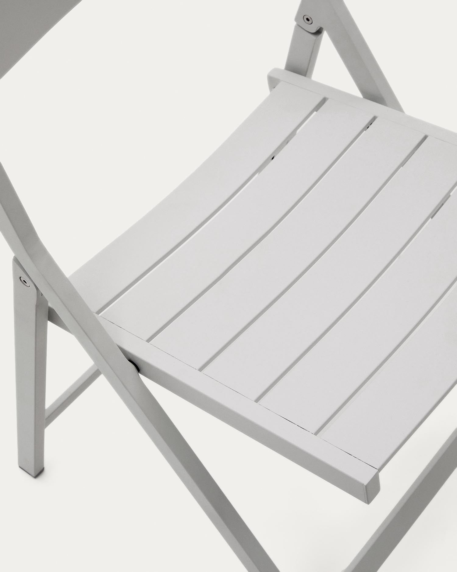 Entdecke den klappbaren Gartenstuhl Torreta von Kave Home: modern, wetterfest und perfekt für entspannte Stunden im Freien.