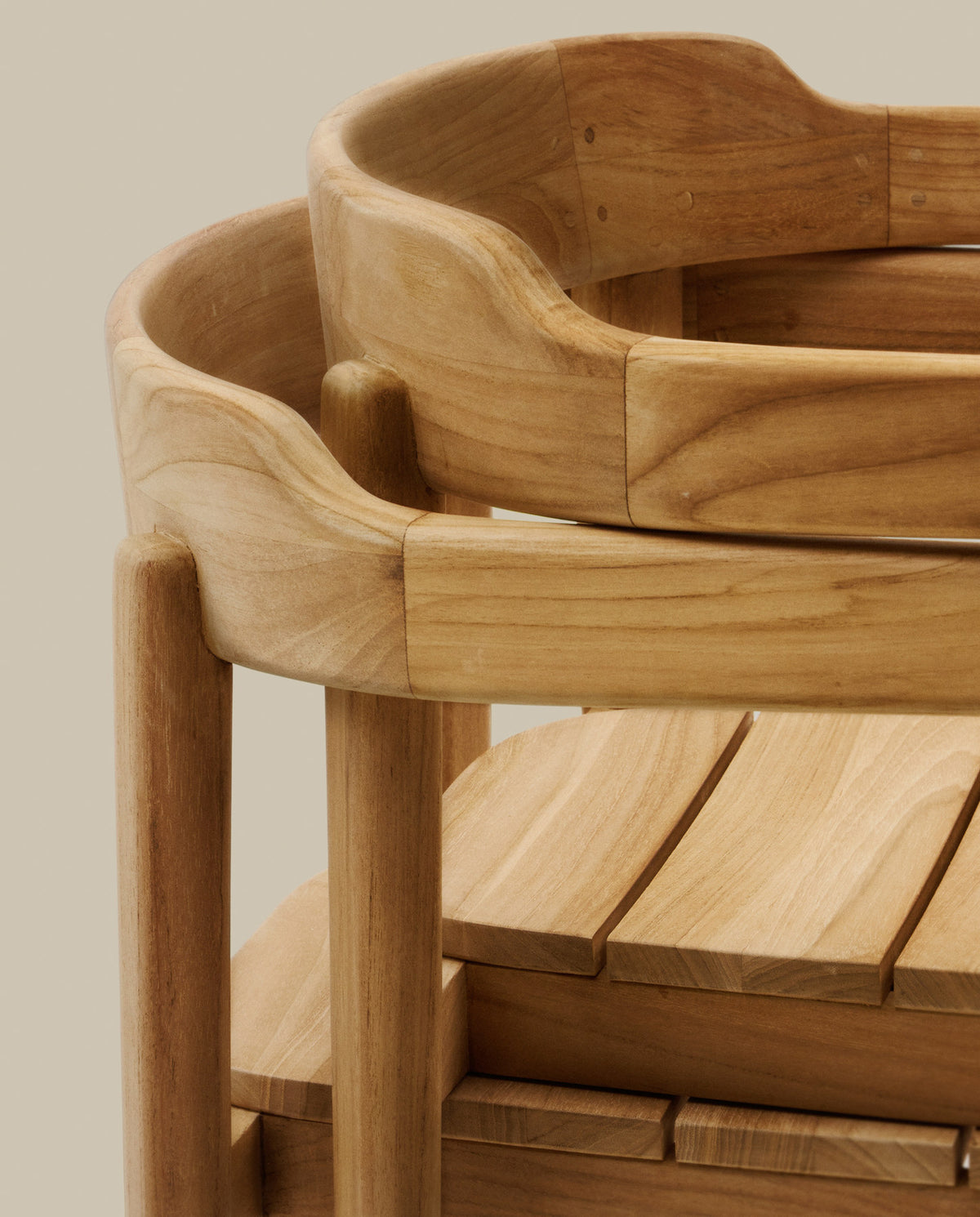 Stapelbarer Stuhl Icaro aus massivem Teakholz mit natürlichem Finish FSC 100% in Natur präsentiert im Onlineshop von KAQTU Design AG. Gartenstuhl mit Armlehnen ist von Kave Home