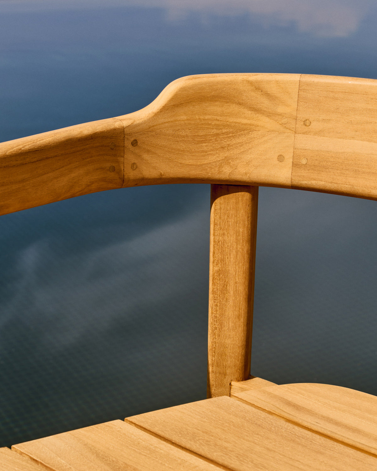 Stapelbarer Stuhl Icaro aus massivem Teakholz mit natürlichem Finish FSC 100% in Natur präsentiert im Onlineshop von KAQTU Design AG. Gartenstuhl mit Armlehnen ist von Kave Home