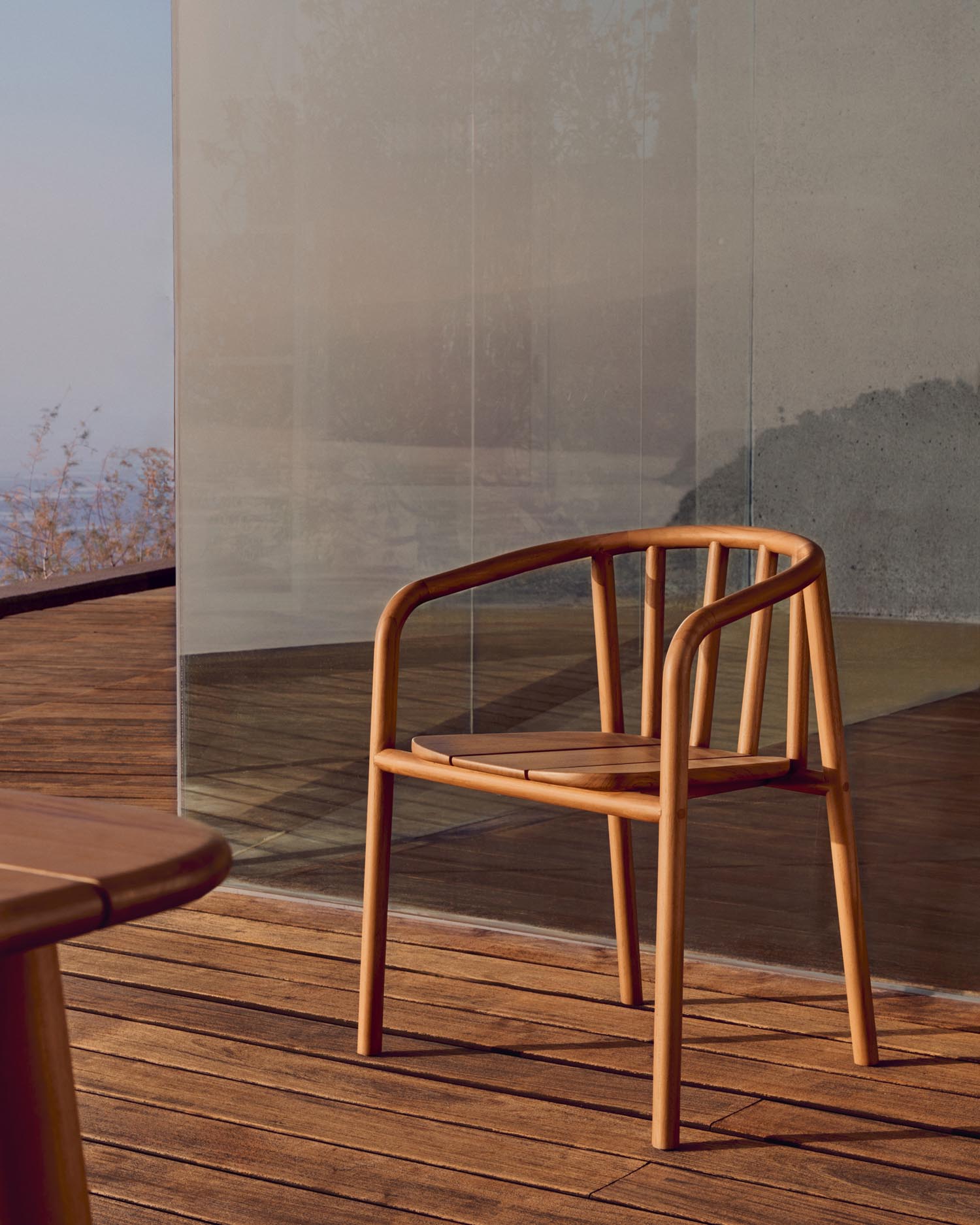 Entdecken Sie den Turqueta Outdoor-Stuhl aus massivem Teakholz: stapelbar, langlebig und elegant – perfekt für entspannte Stunden im Freien.